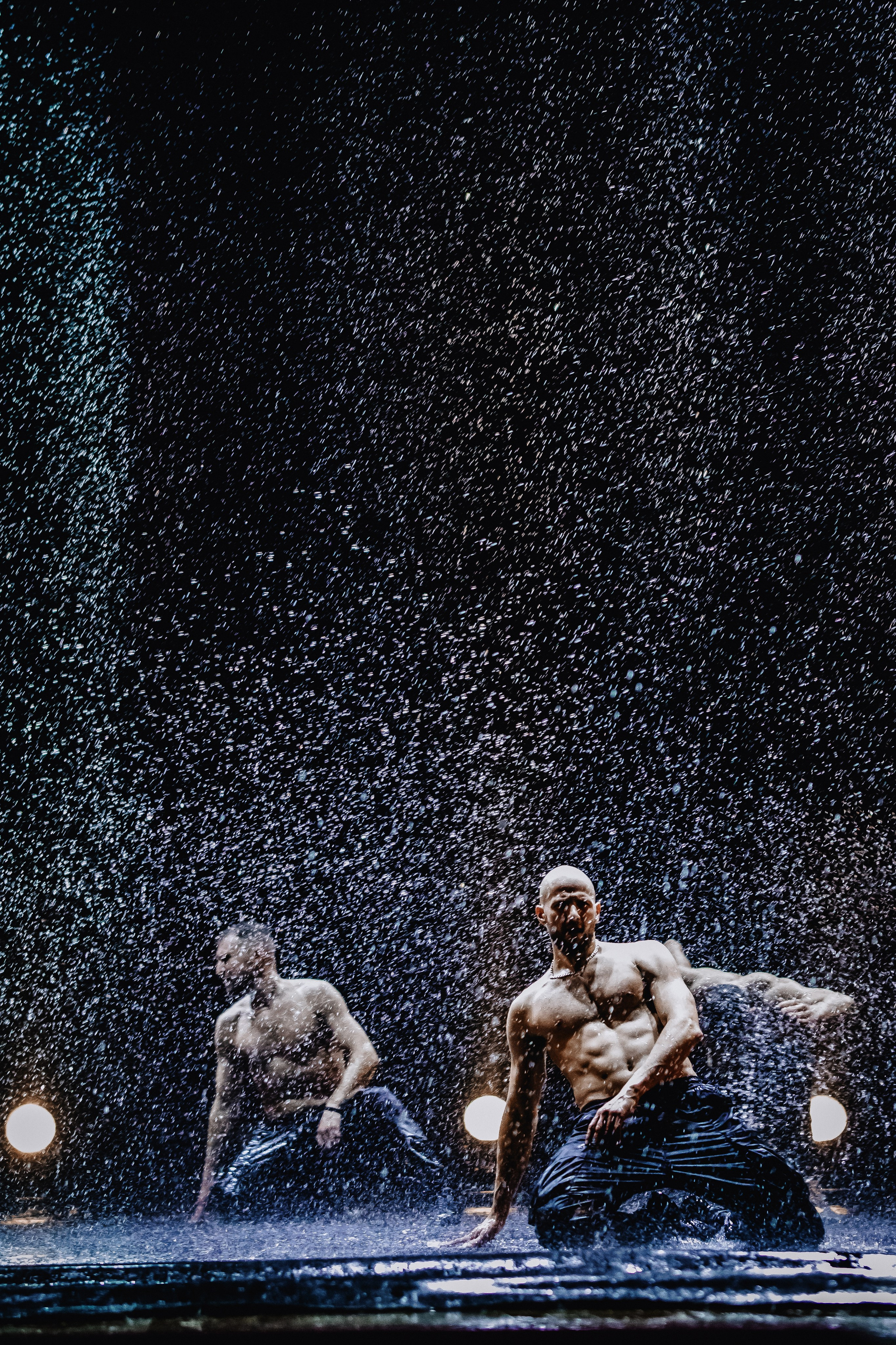 Шоу «Под дождём» 03 / 2025. ФОТОГРАФ ЕКАТЕРИНБУРГ