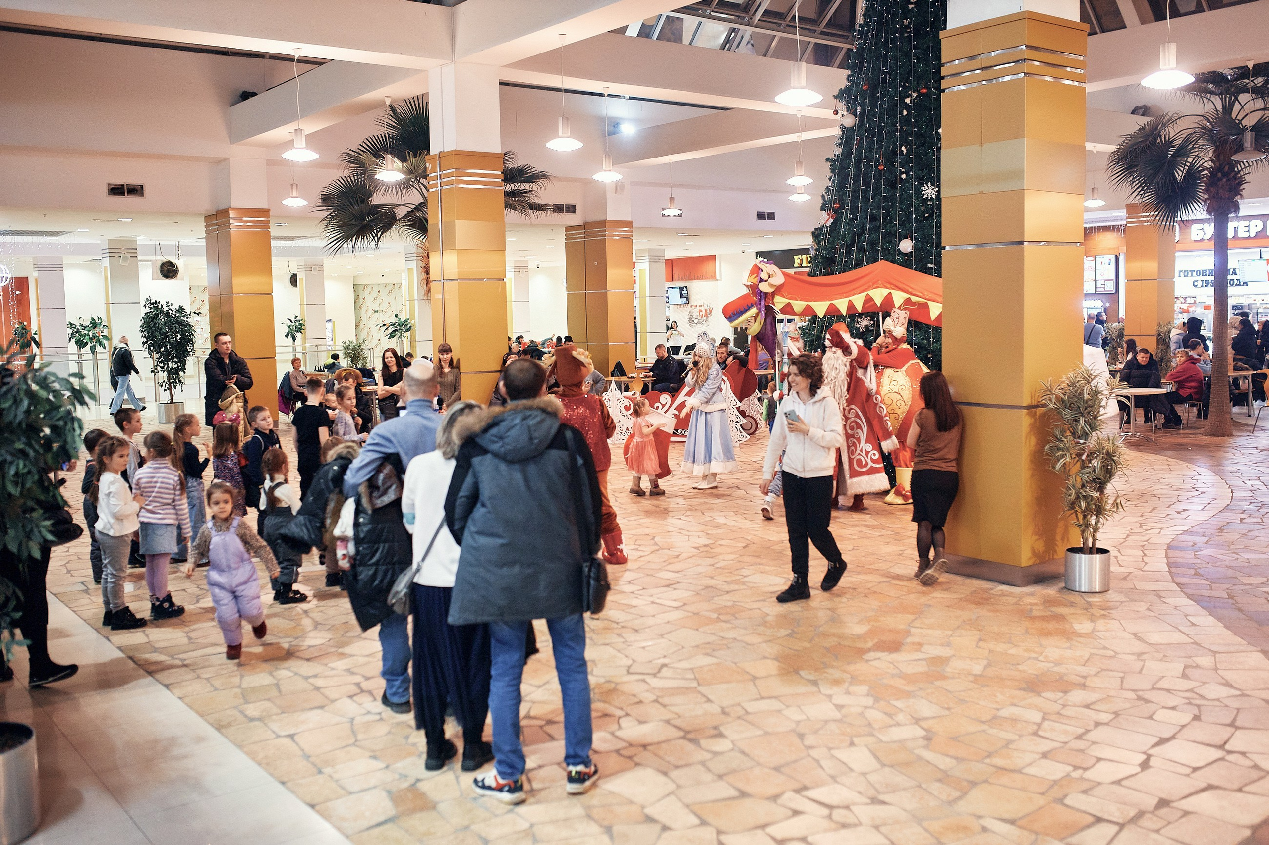 Детский новогодний праздник в ТЦ Июнь. Семейный и репортажной фотограф в Красноярске и Москве Виктор Бабинцев
