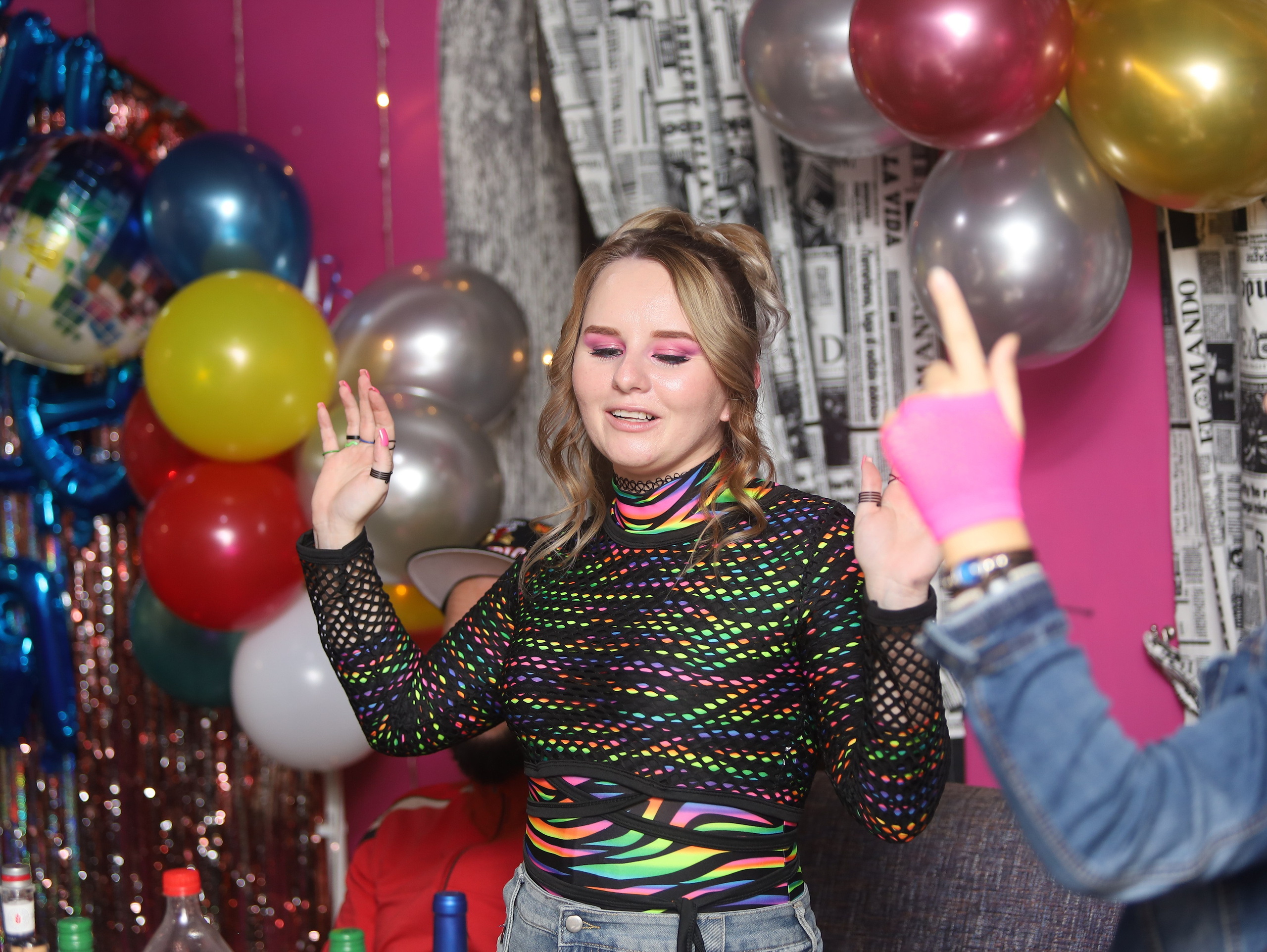 Дискотека в стиле 90-х. Репортажный фотограф Анапа