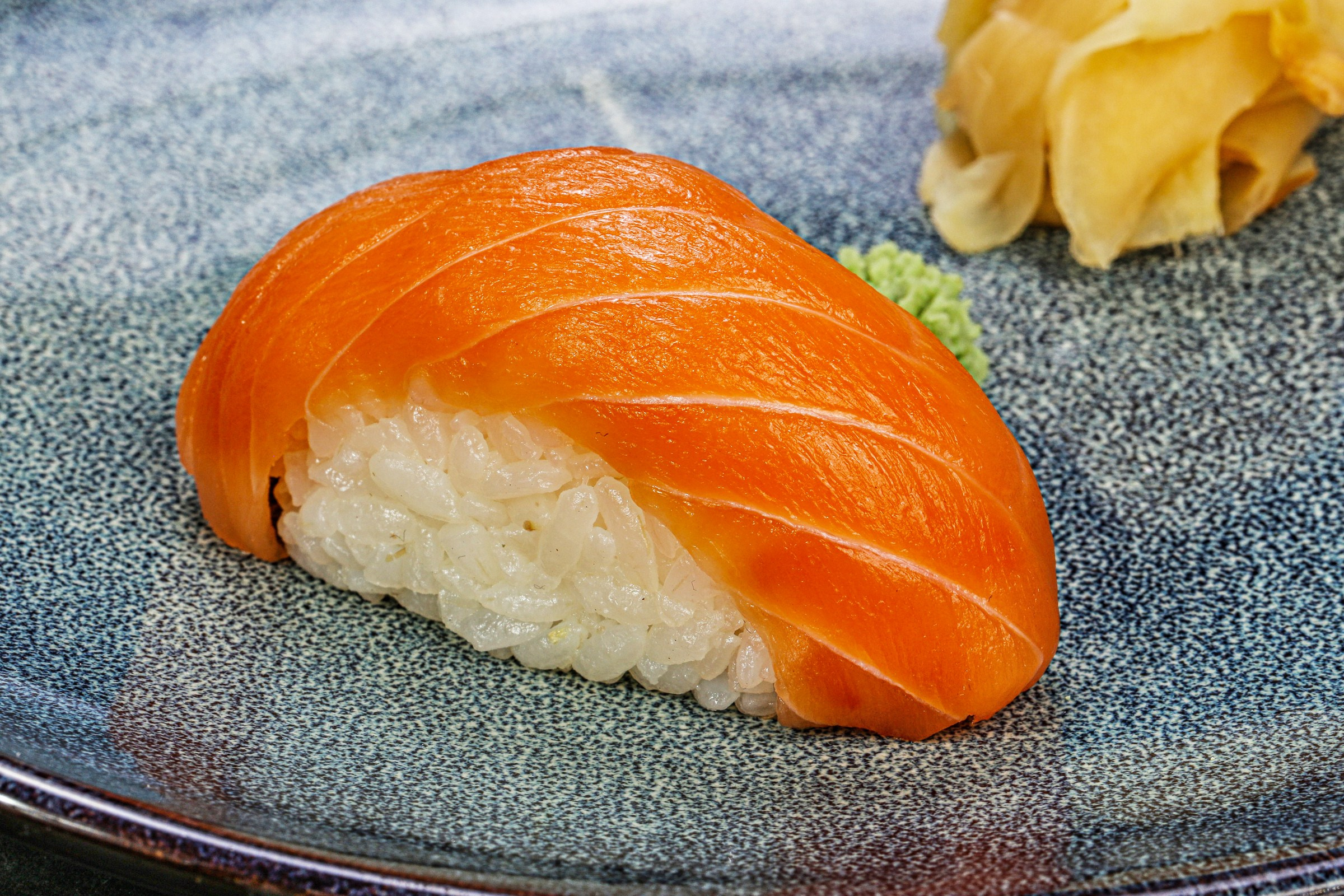 Фотосъемка суши и роллов. Заказ по тел.: +7 (906) 006-90-22. Фуд-фотограф Андрей Старостин — съемка еды в Москве. 9000 руб. в час