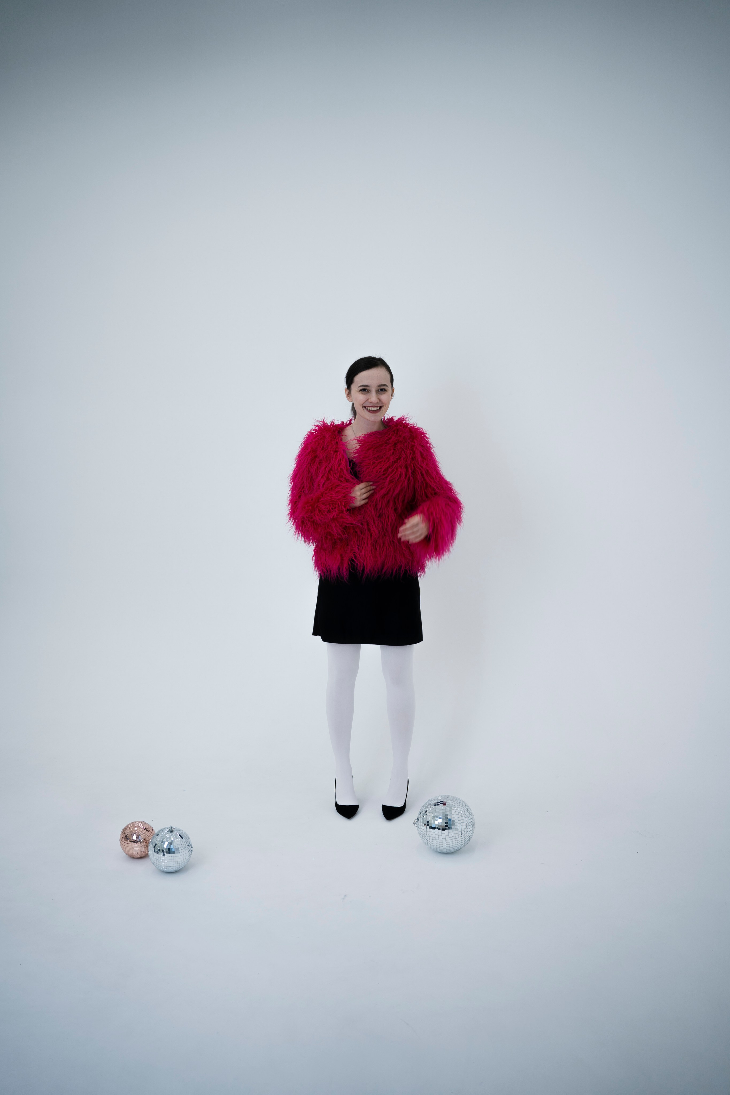 ДЕВОЧКА НА ШАРЕ. Главная