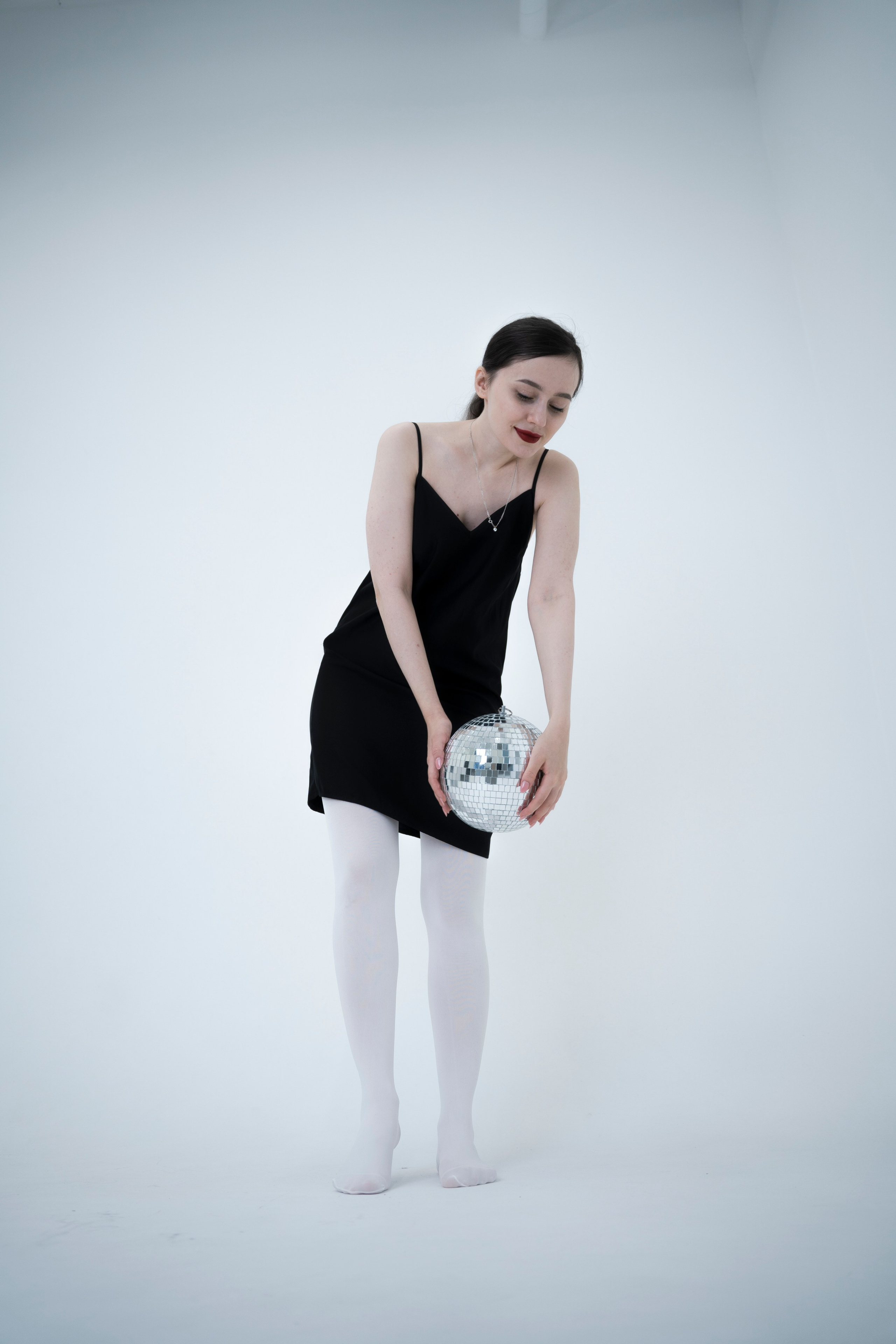 ДЕВОЧКА НА ШАРЕ. Главная