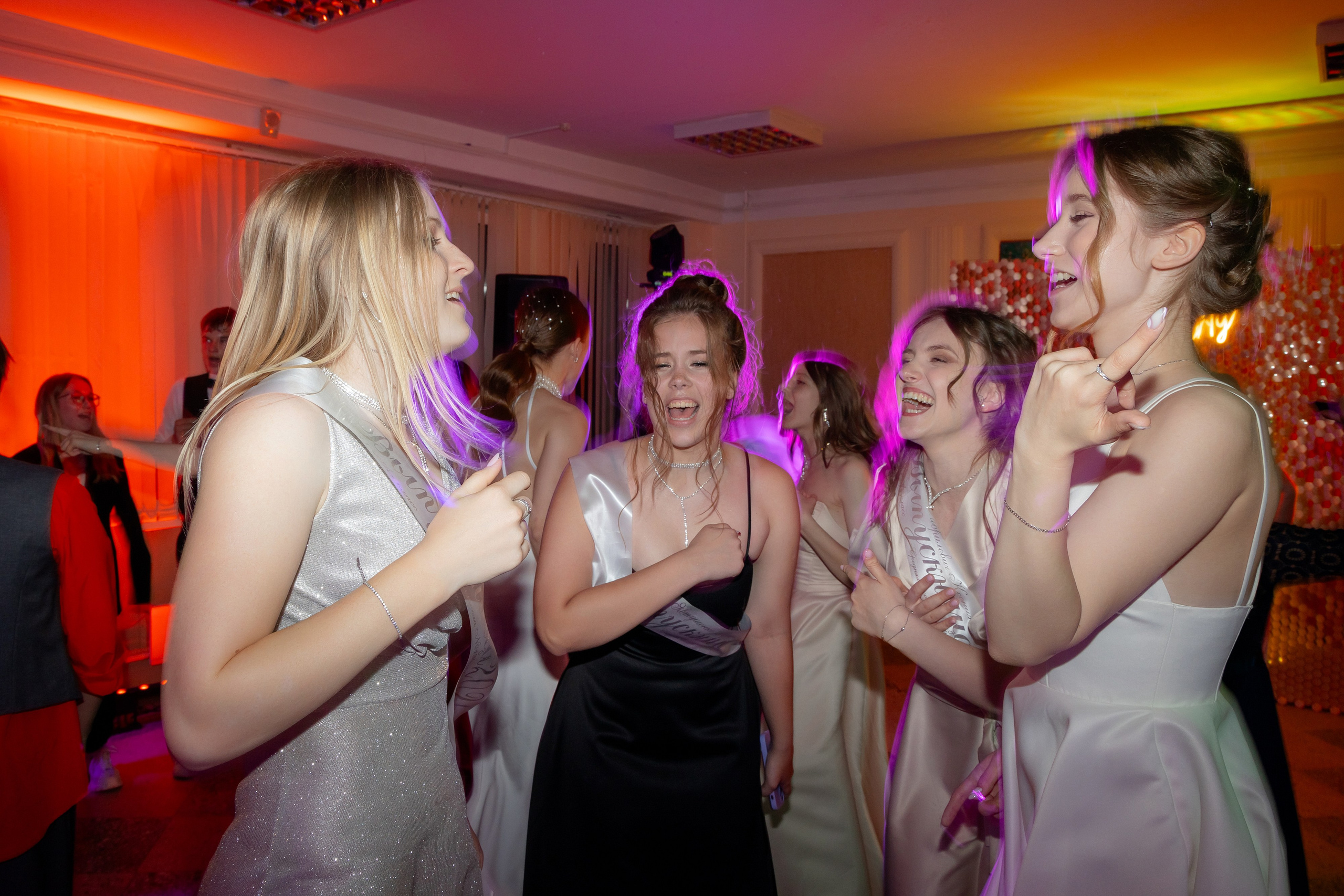 Школьный выпускной 2024 год в Соколе (Минск). Свадебный фотограф в Минске/Беларуси Сергей Спиридонов