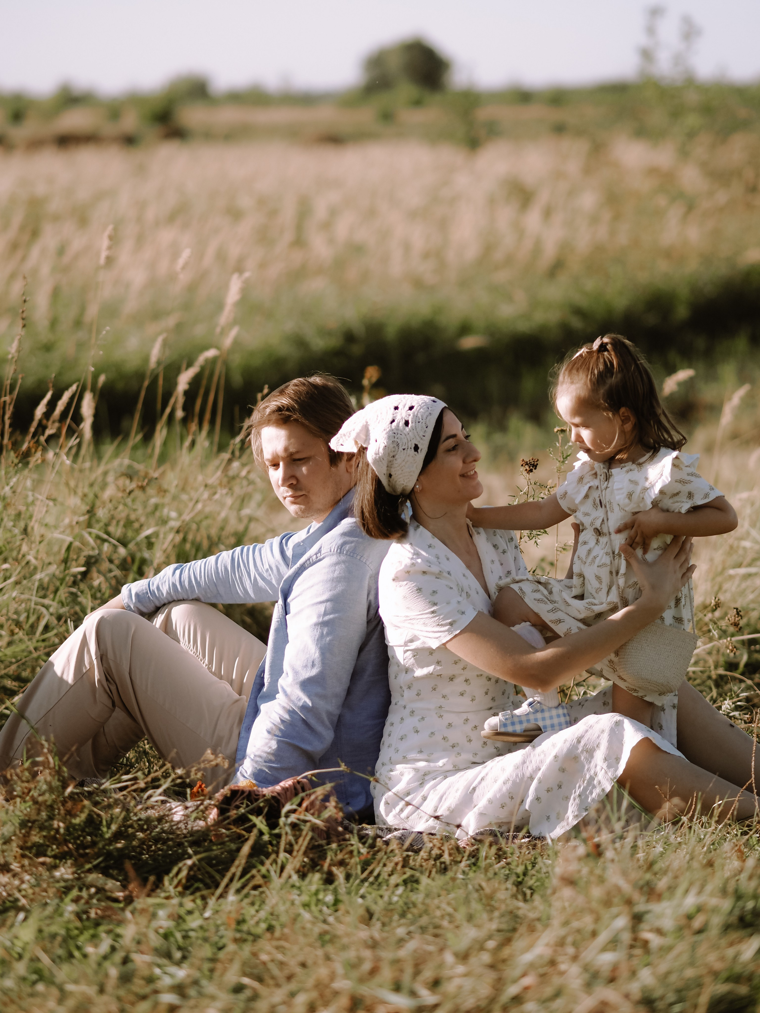 Гоняться по полю на тачке с мамой и папой. Обижаться. Смеяться. Фотограф Рязань. Семейный Свадебный фотограф