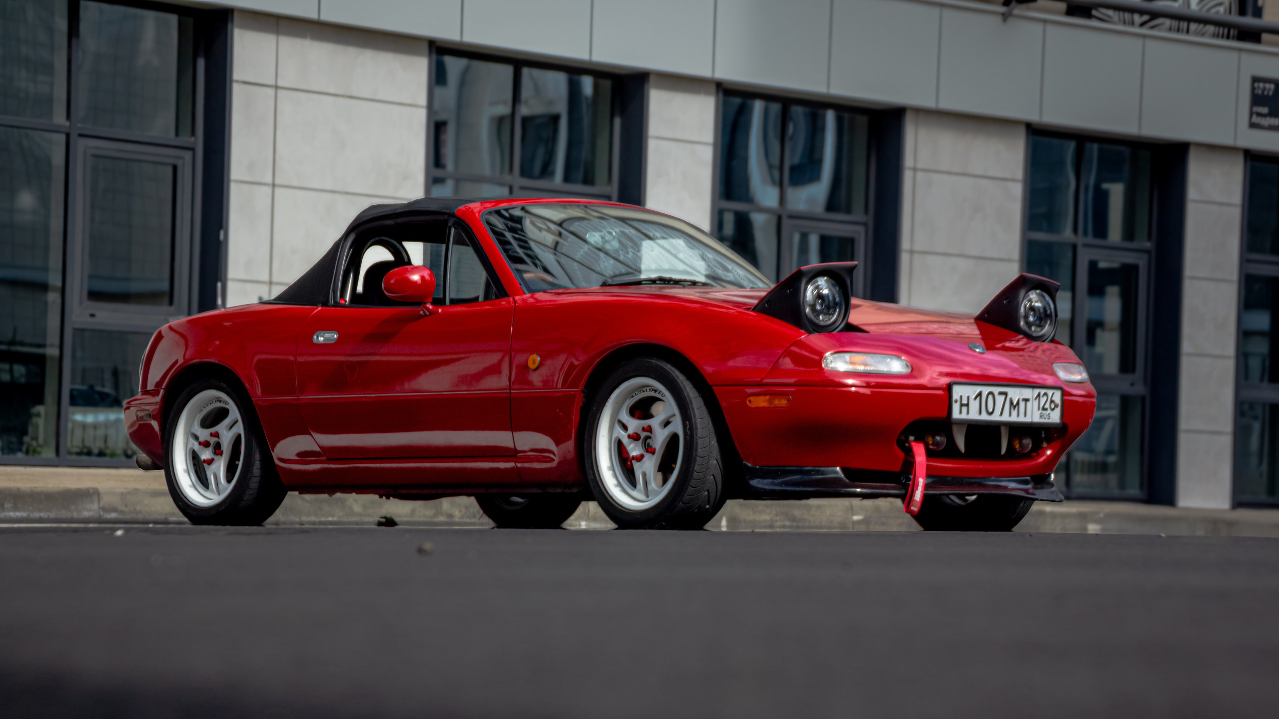 Фото Mazda MX-5 Miata (Eunos Roadster) NA: красный родстер