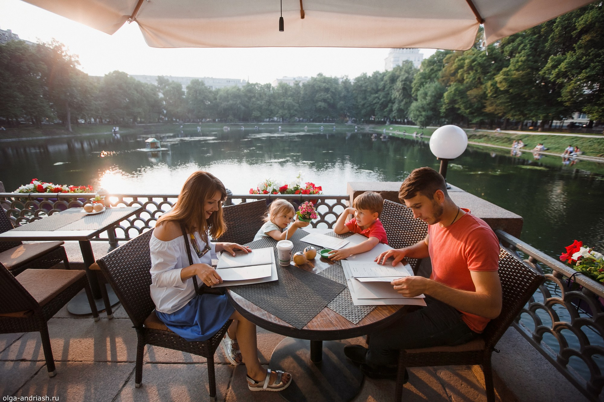 Прогулки на Патриарших прудах. Семейный, портретный и свадебный фотограф в Санкт-Петербурге и Москве