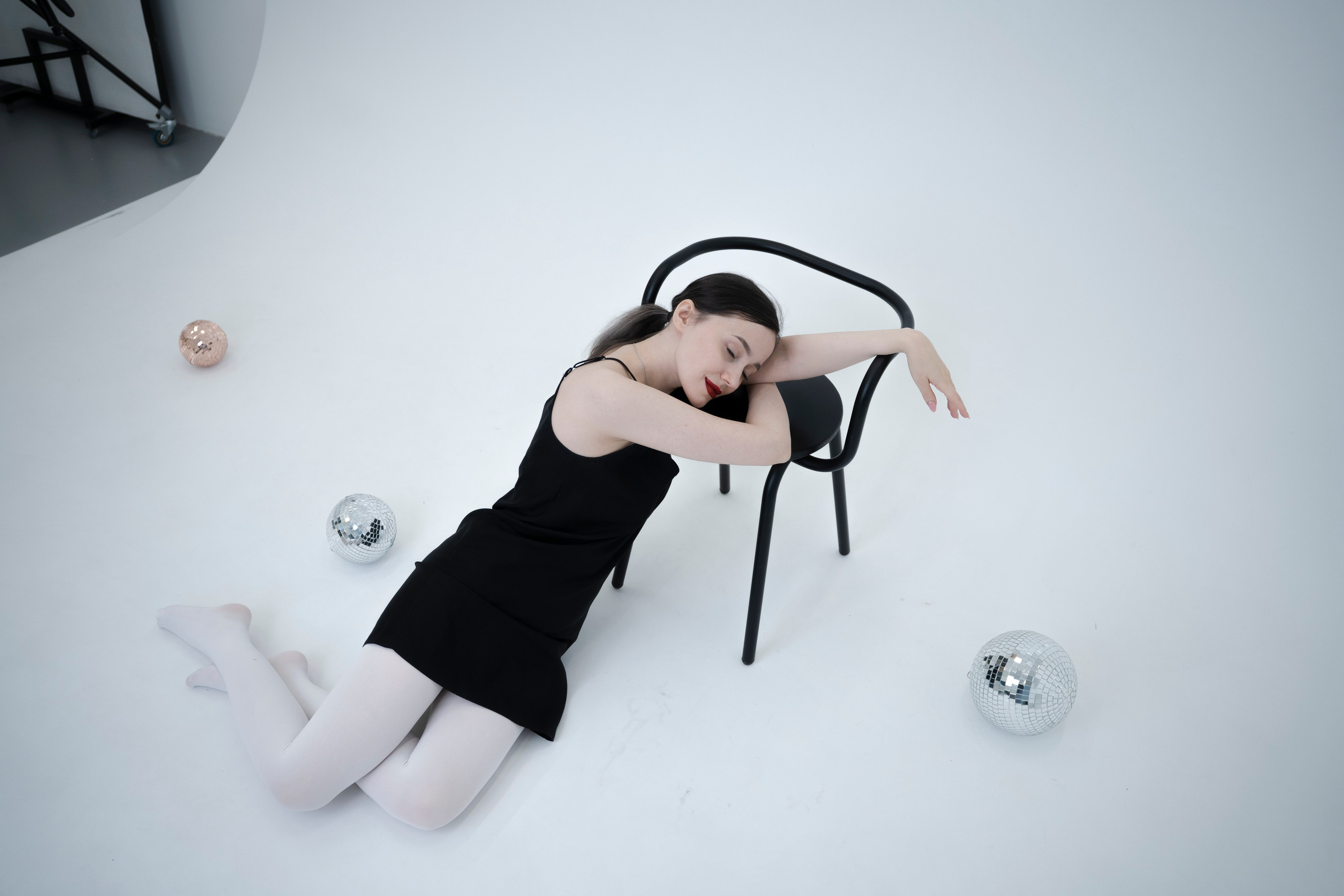 ДЕВОЧКА НА ШАРЕ. Главная