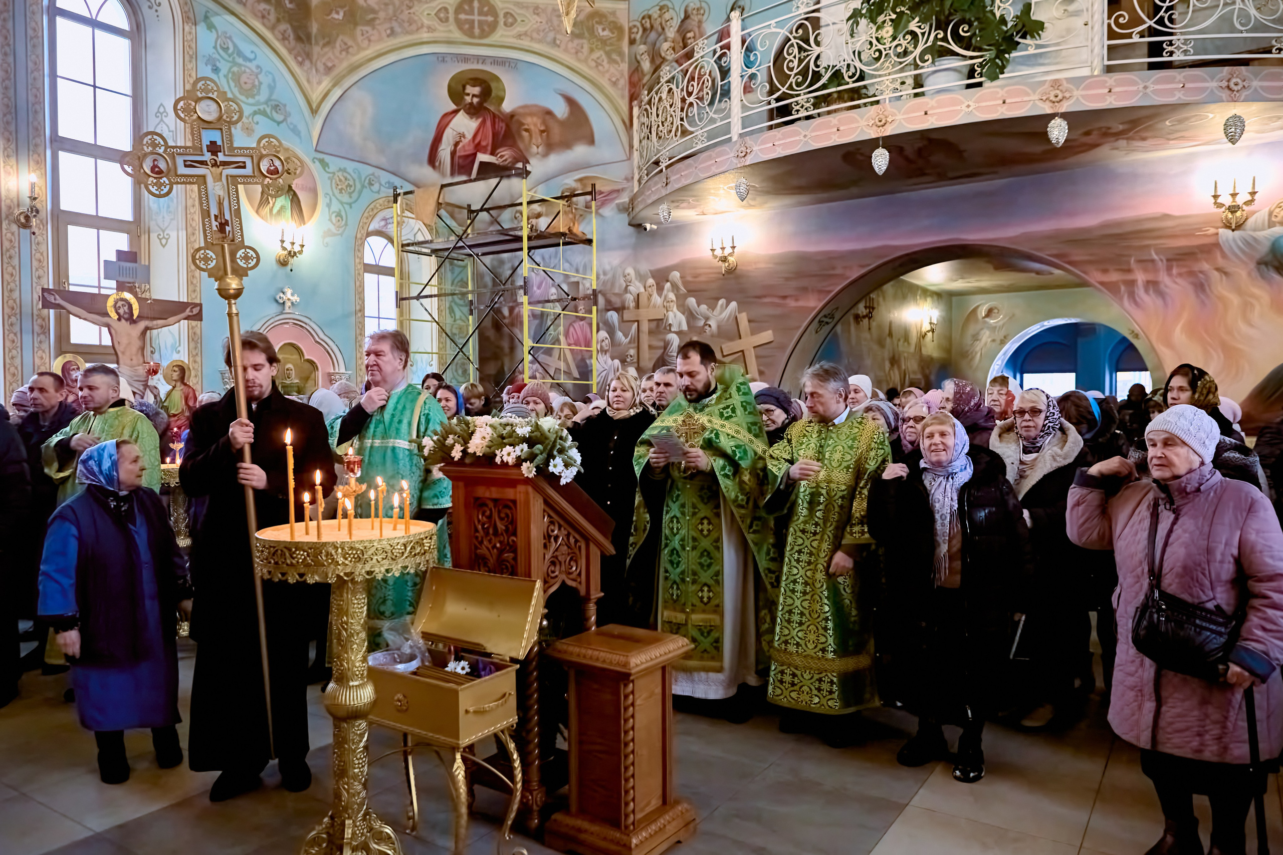 Прихожане в храме после крестного хода