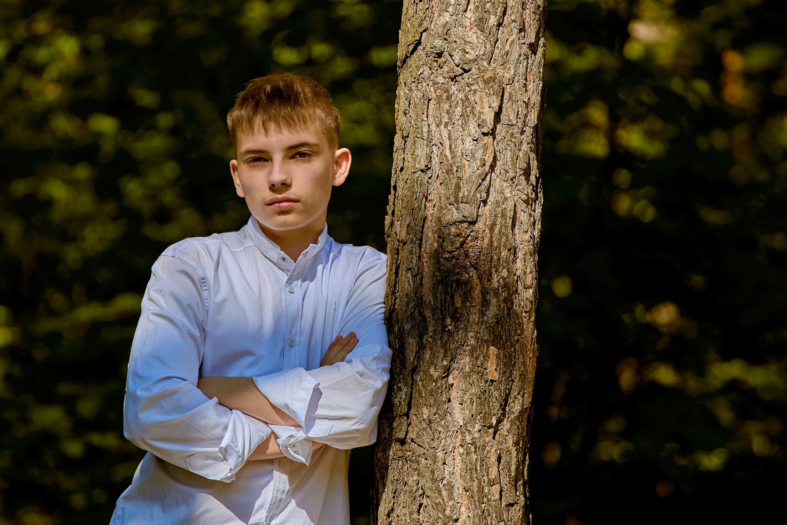 Светлая надежда выпускника среди цветущих деревьев, фото Николая Голованова православного и детского фотографа, г. Дзержинск.