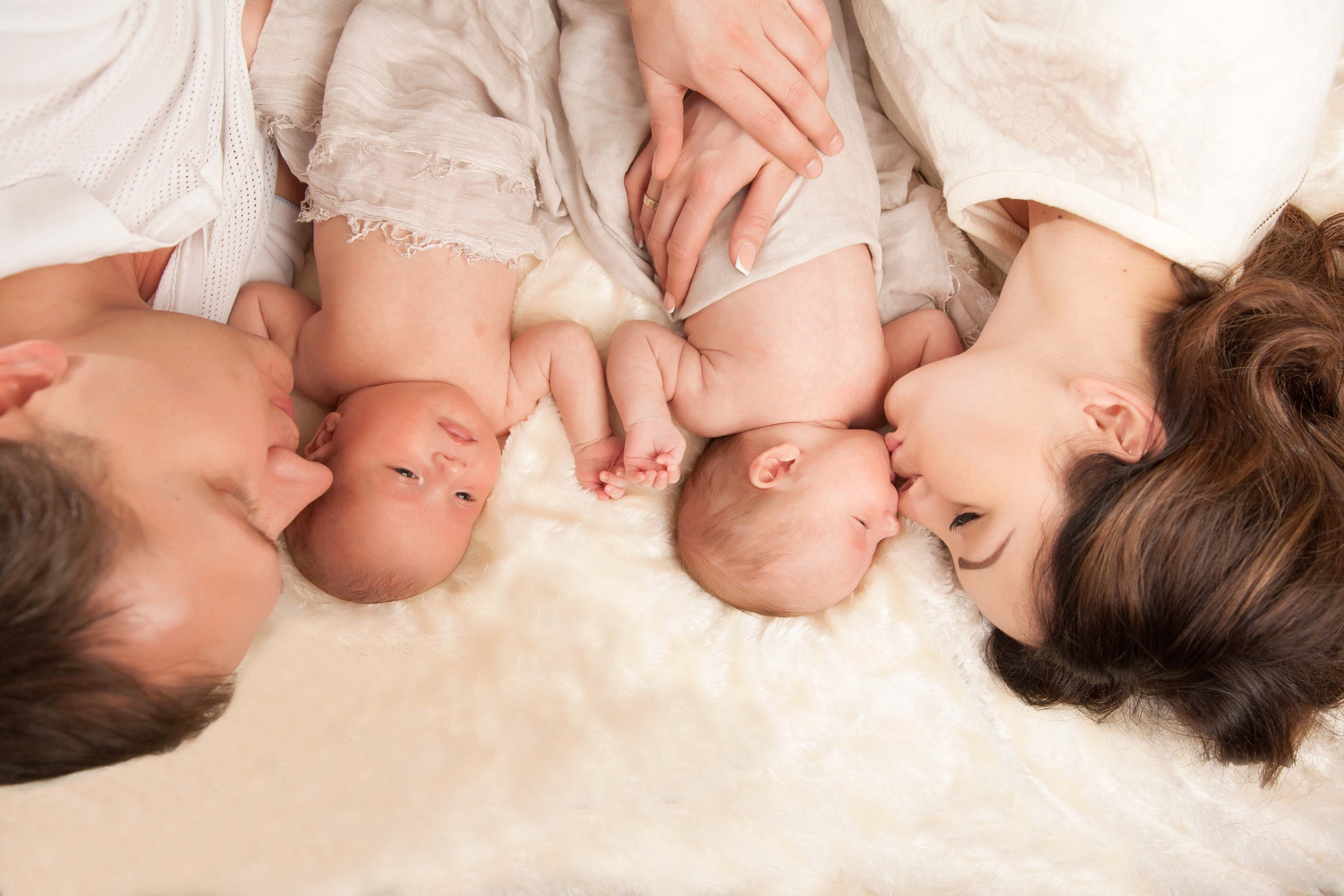 Newborn Алматы, фотосессия новорожденных и младенцев с родителями. Фотостудия Алматы. Семейная и детская фотостудия Family studio.Фотограф Алматы