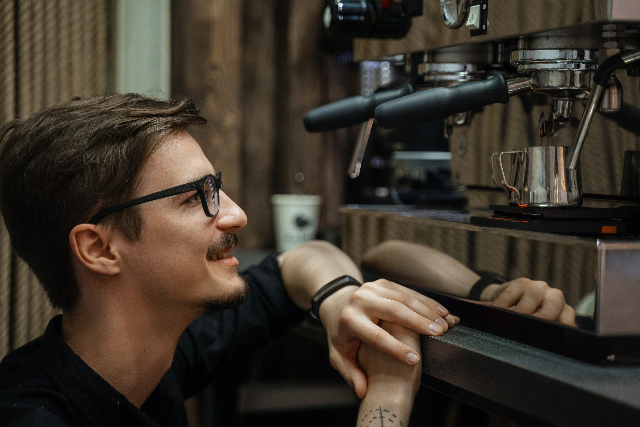 Бариста делает кофе
