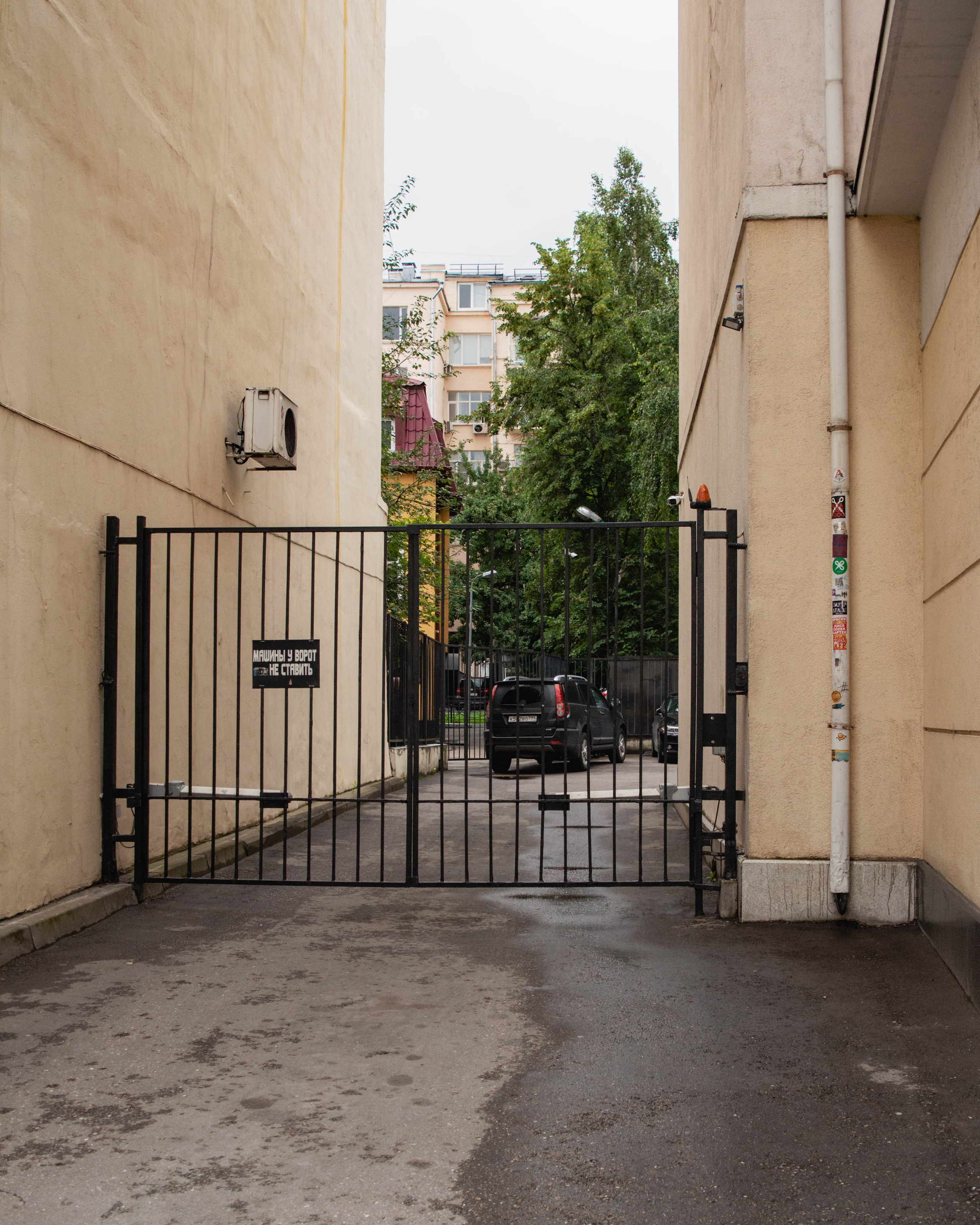 Типология «Стикербомбинг в городе». Фотограф Анастасия Лощакова в Москве