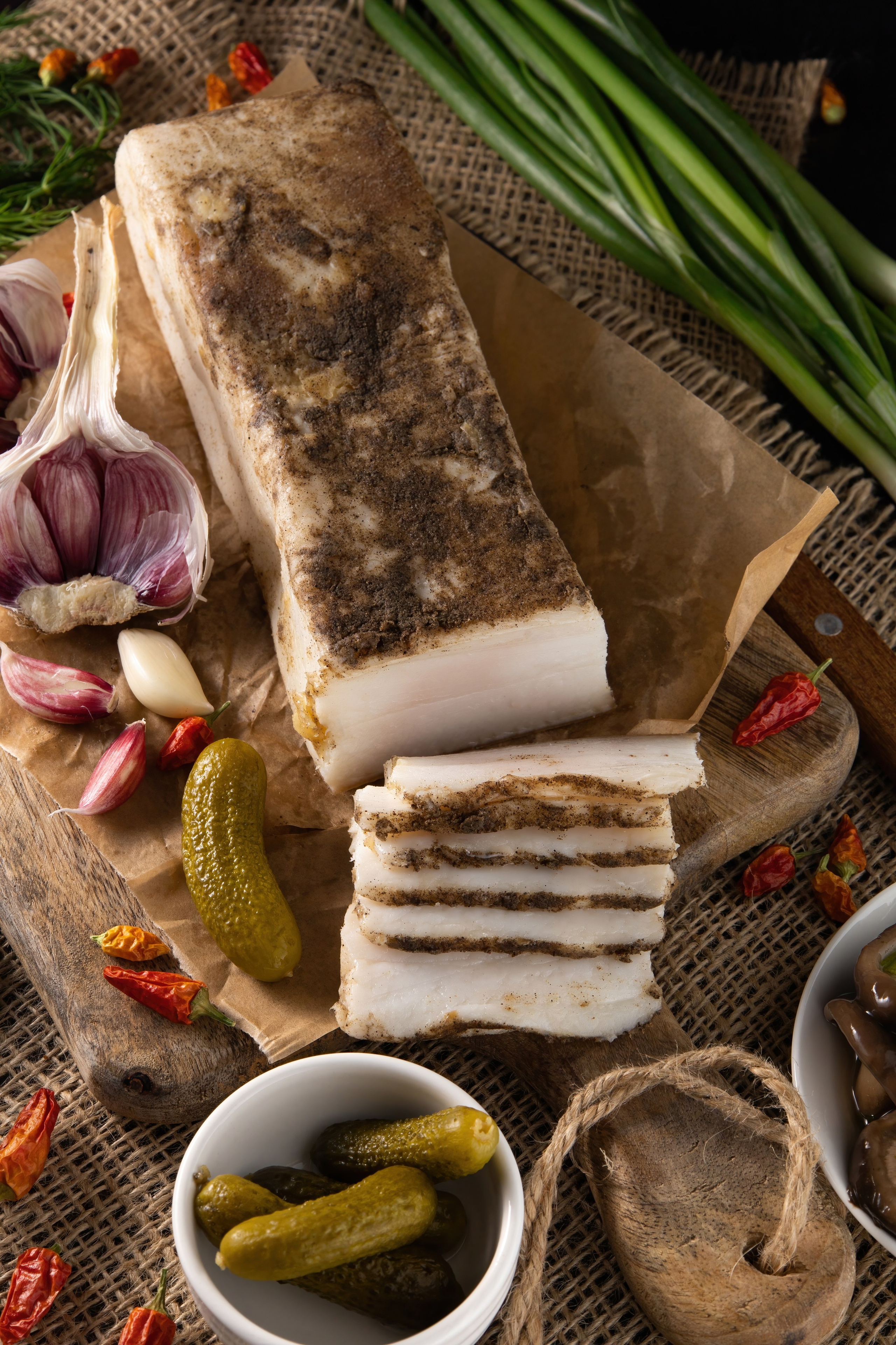 Коммерческое фото соленого сала в деревенском стиле