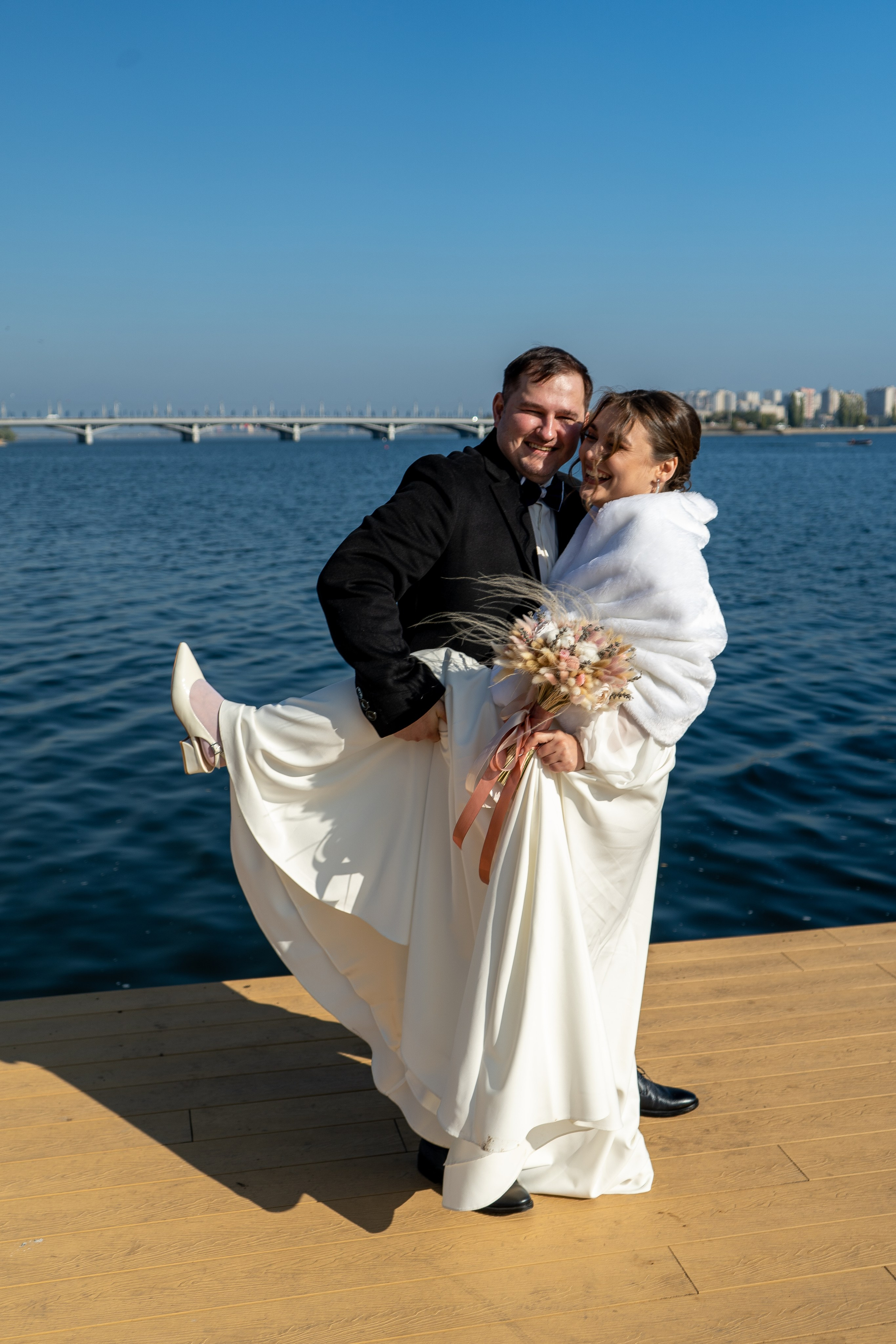 В танце жених с невестой в Воронеже фотографируются