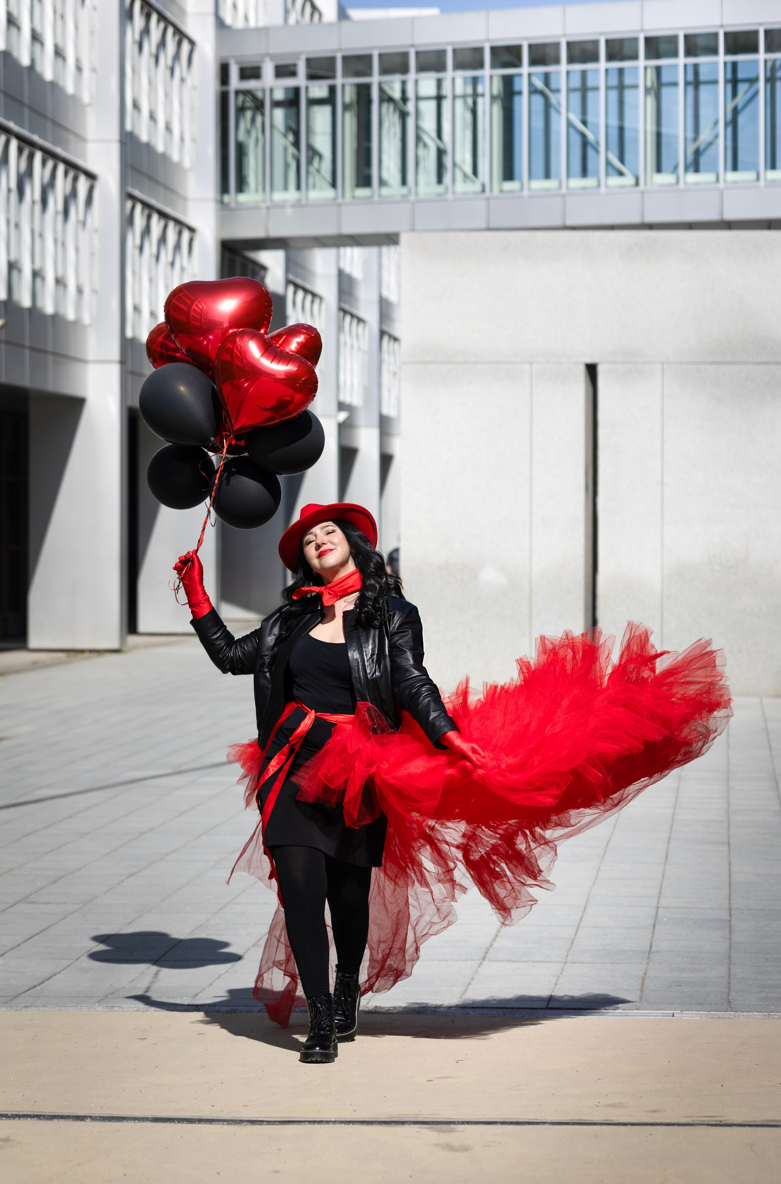 Balloons and red skirt. Photographer in Munich