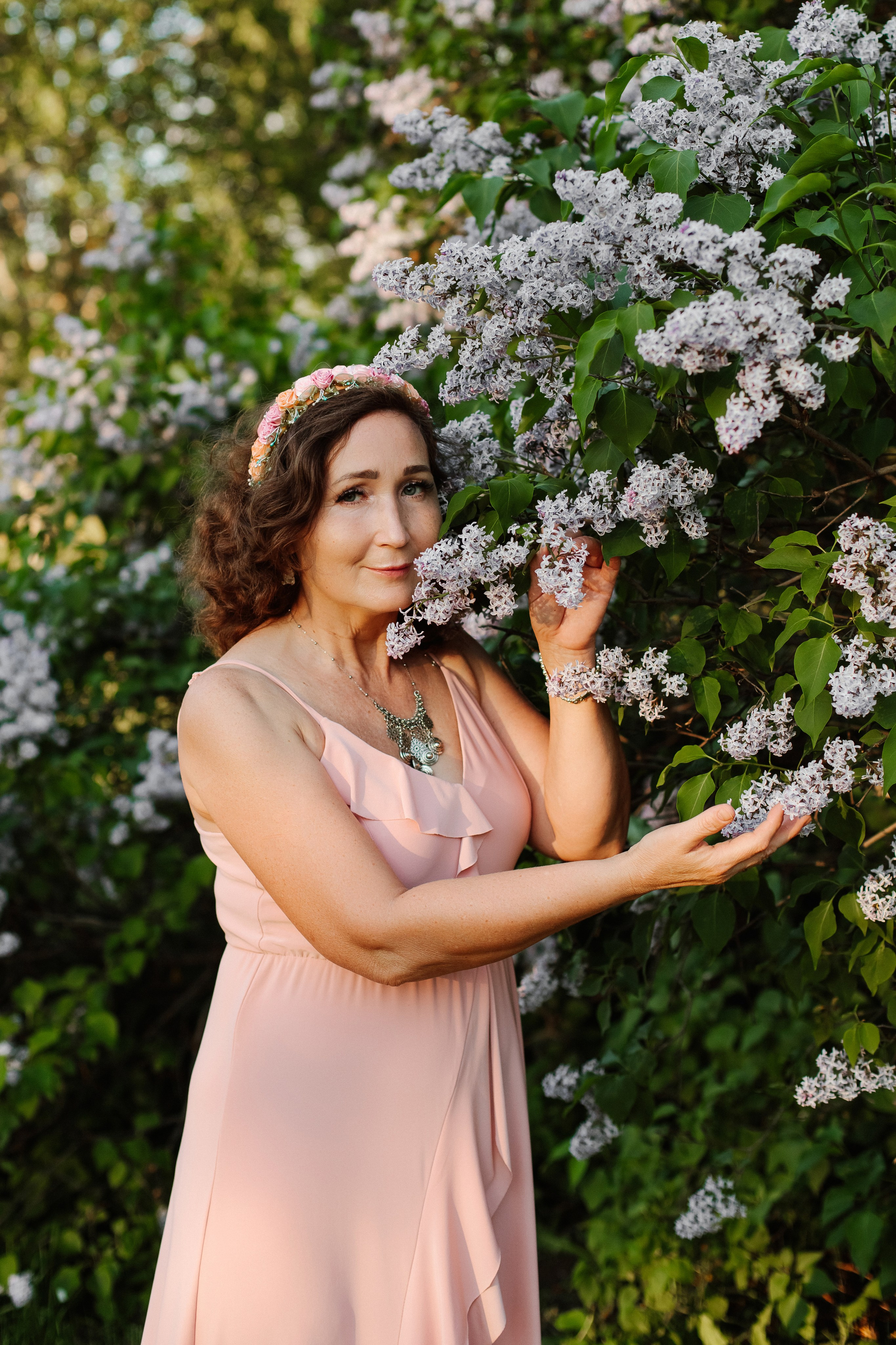 Женская фотосессия в цветении. Контентный фотограф в Перми Натали Кытманова