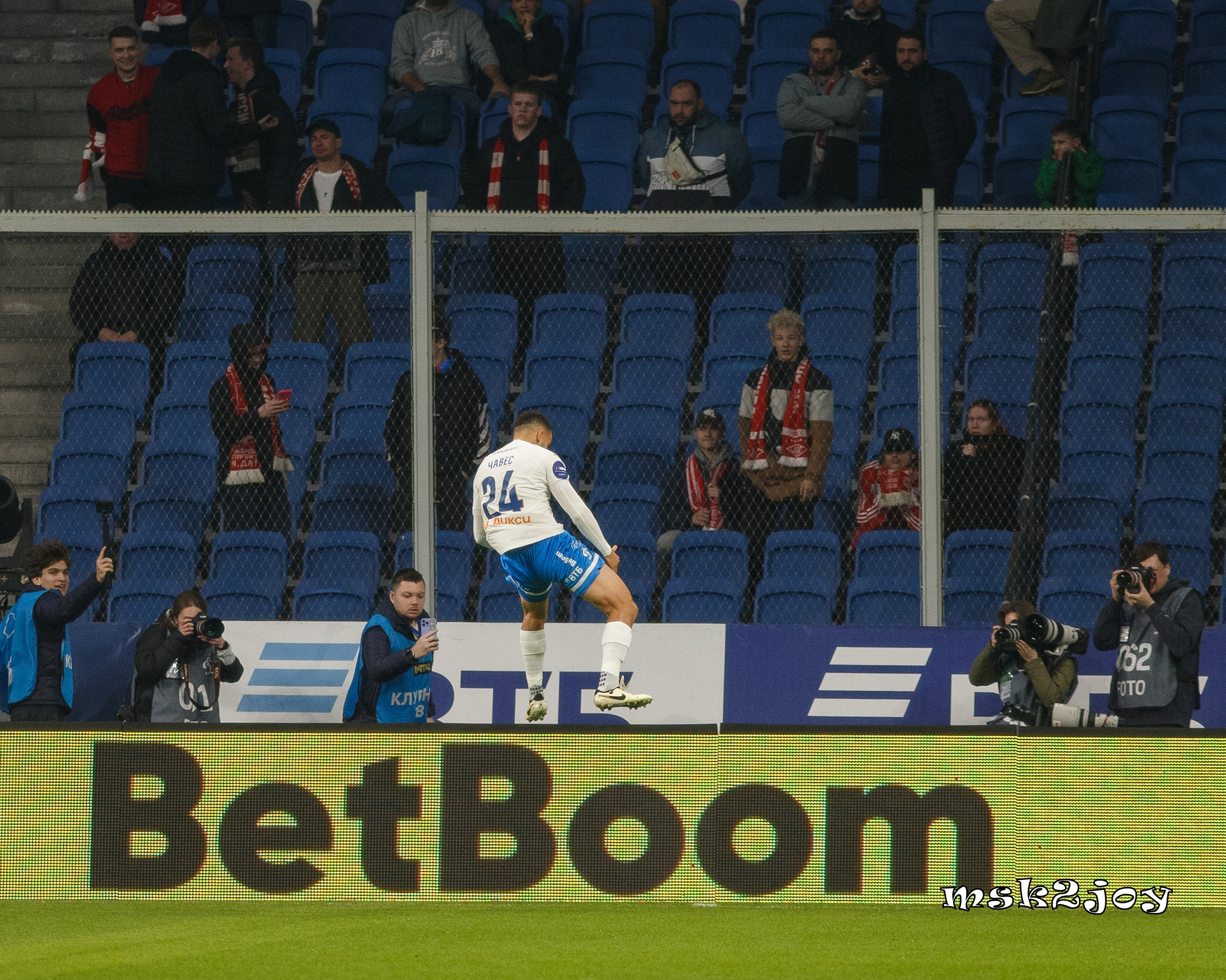 Полузащитник футбольного клуба Динамо Москва Чавес празднует забитый пенальти. Фотограф - Михаил Тоцкий.