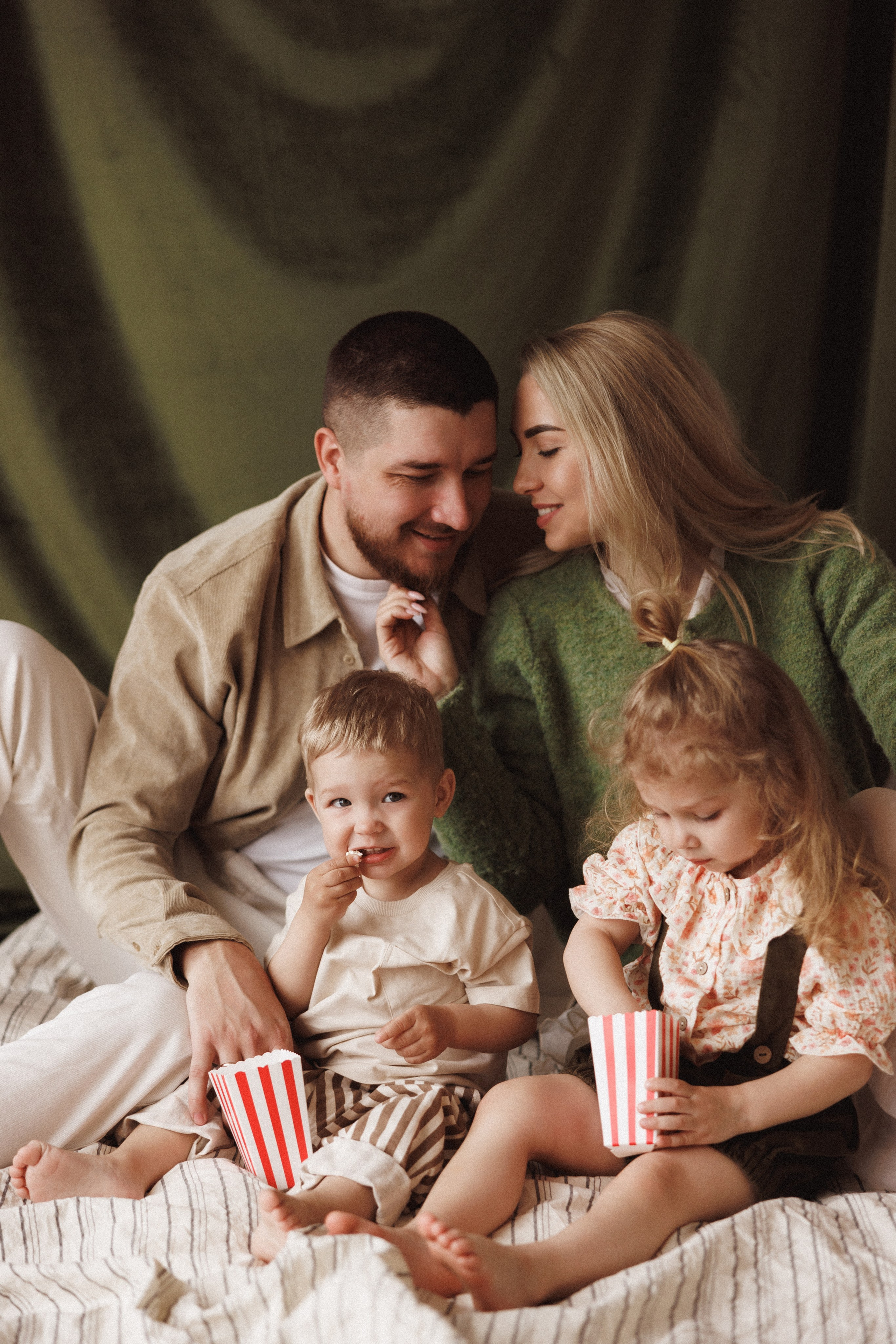 Семейная фотосессия в фотостудии «Mestone», город Краснодар. Семейный и детский фотограф в Краснодаре Анна Трашкова