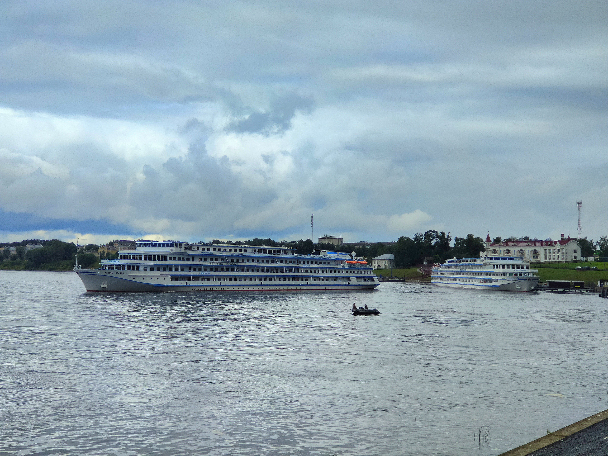 На круизы, видимо, ограничения так же были сняты - за день сразу четыре больших речных лайнера заходило в маленький Углич
