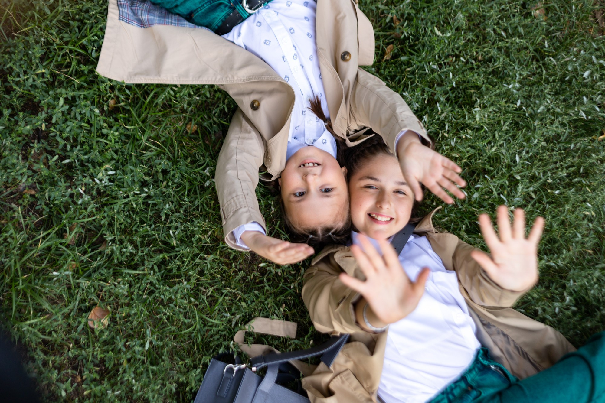 Элина и Аделина идут в школу. Фотограф в Оренбурге. Профессиональный фотограф