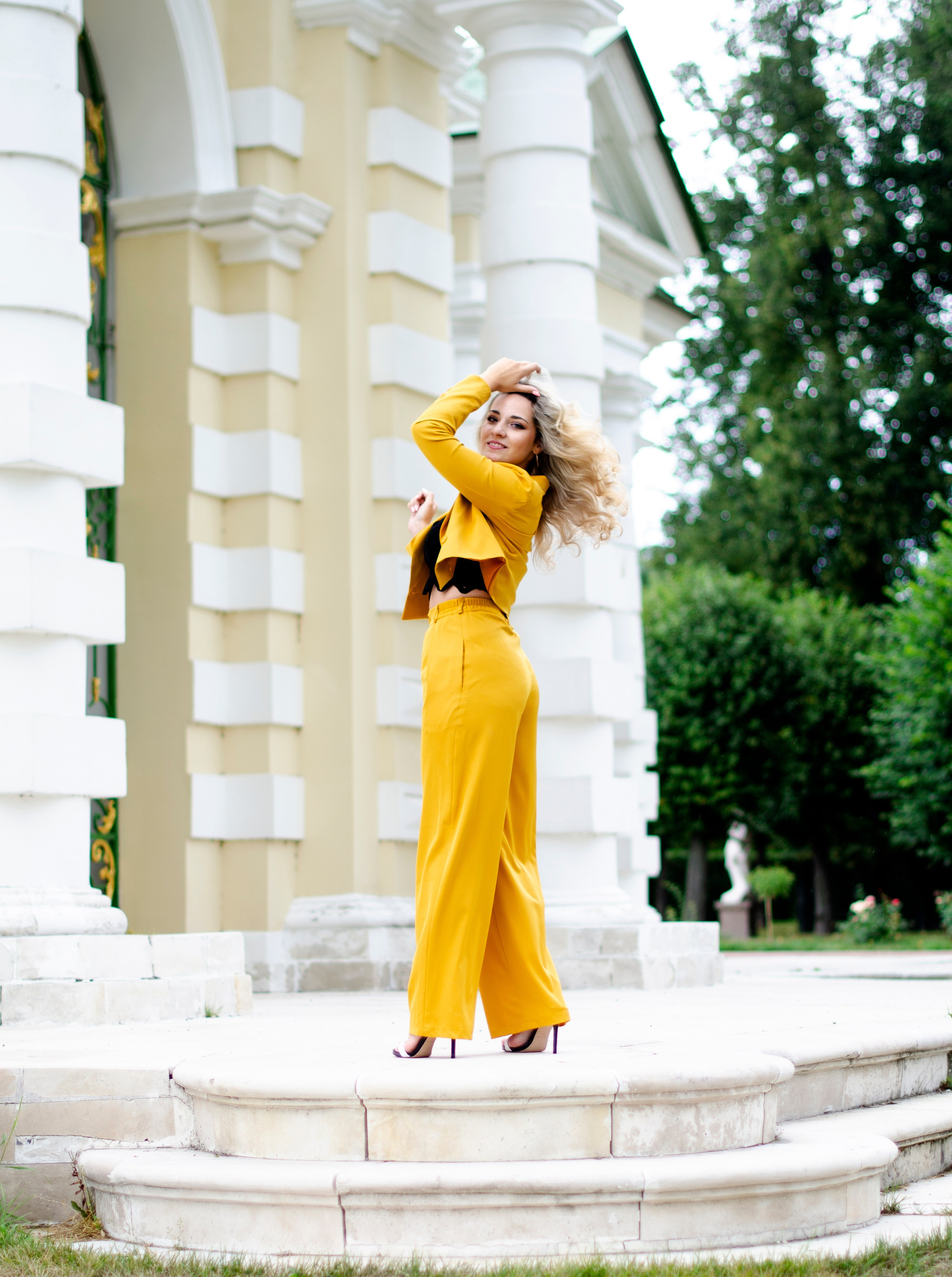 Park, woman in yellow, nature. Family, portrait, content photo in Costa Rica Evgeniya Besprozvannykh