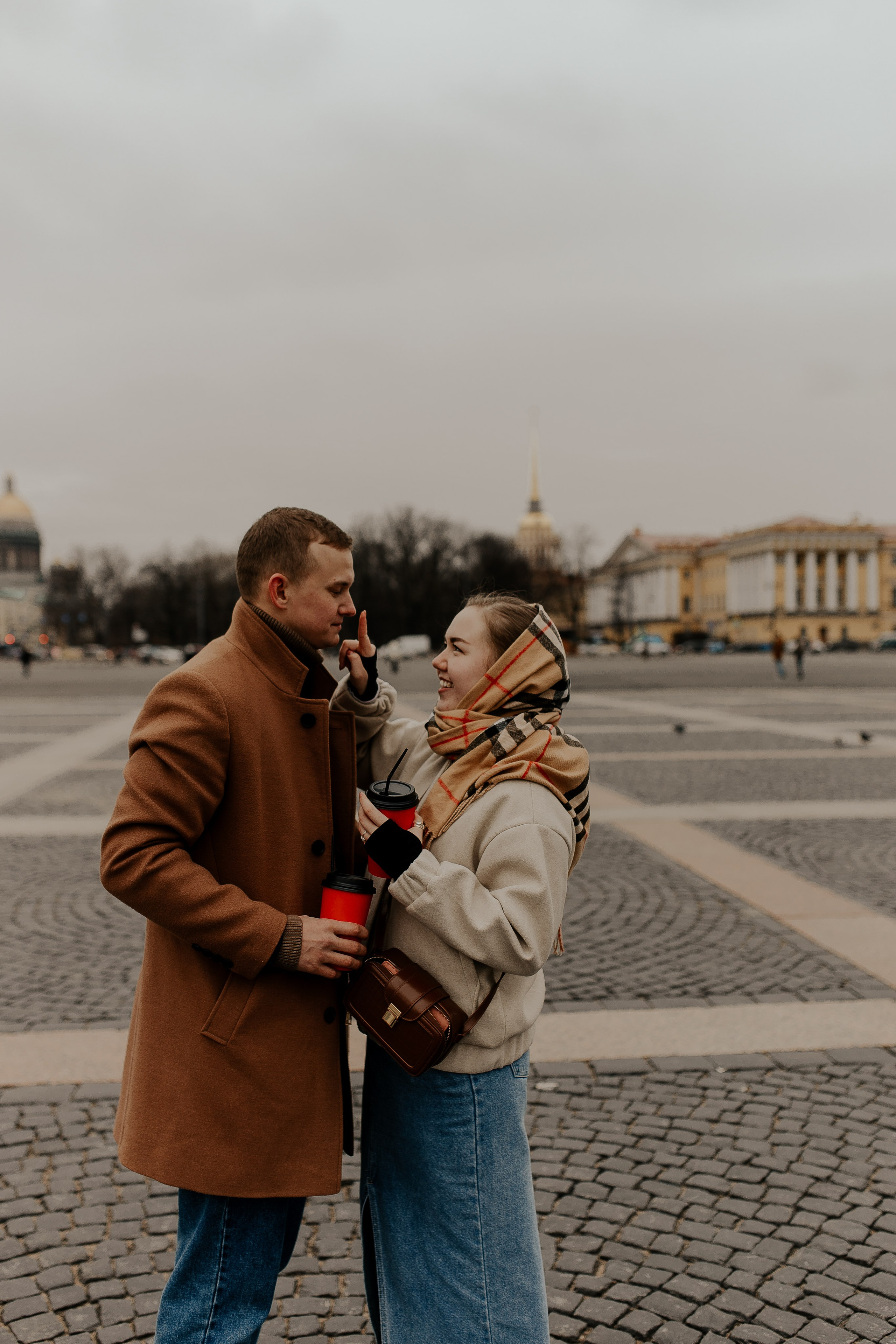 Пара гуляет по Петербургу. Фотограф в Санкт-Петербурге Лиза Семченкова