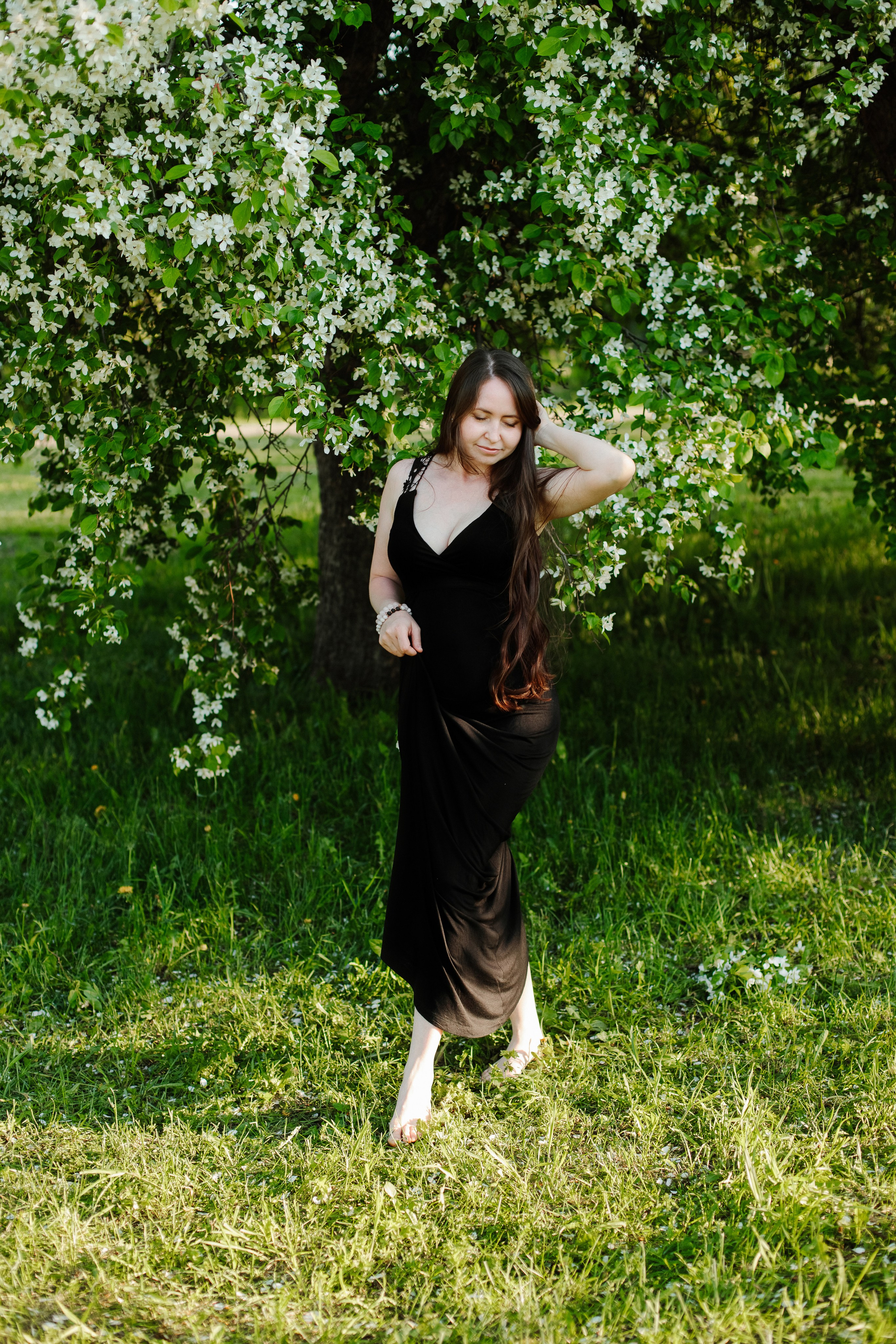 Женская фотосессия в цветении. Контентный фотограф в Перми Натали Кытманова