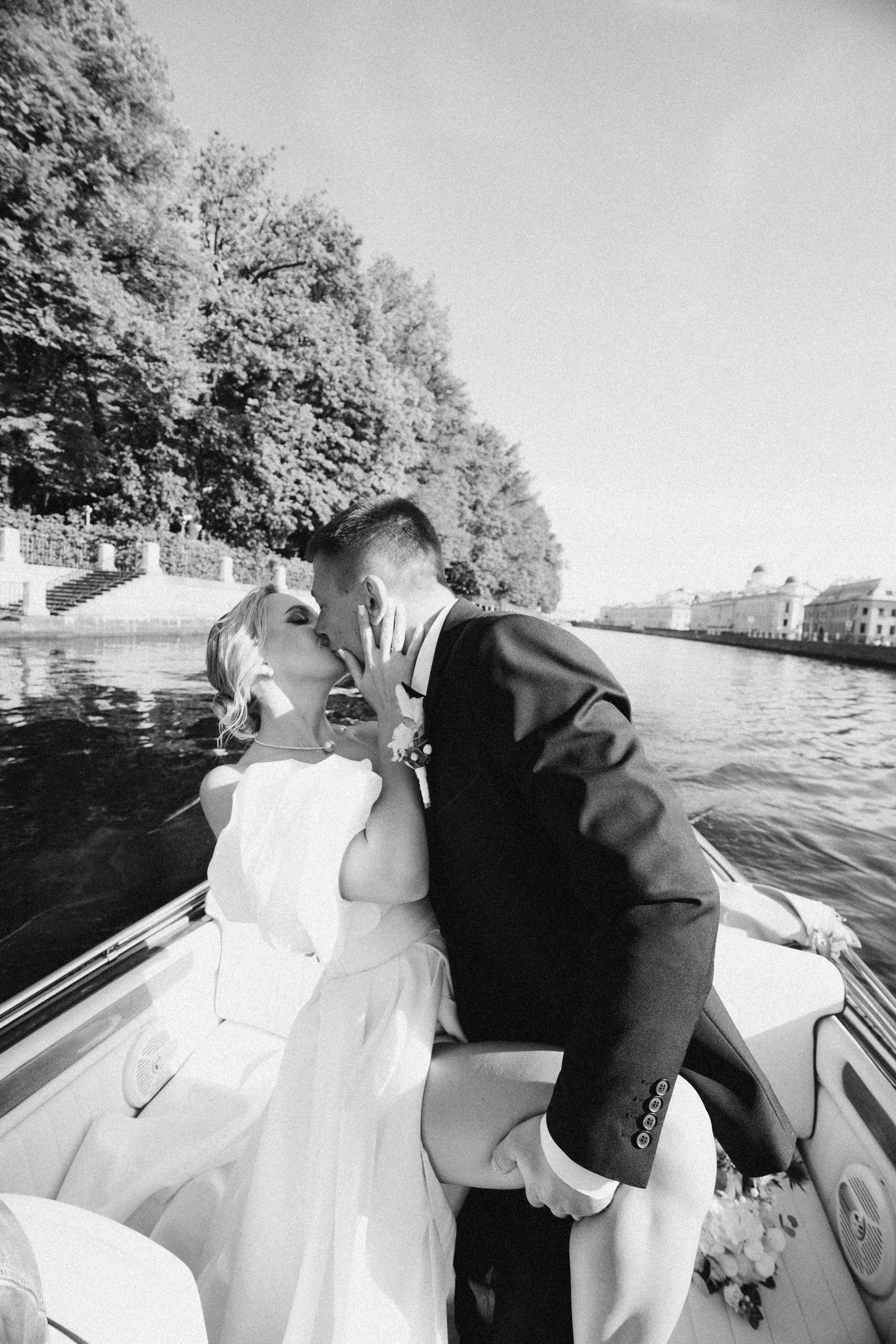 СВАДЕНБНАЯ СЬЕМКА НА КАТЕРЕ ПО КАНАЛАМ САНКТ-ПЕТЕРБУРГА И В АКВАТОРИИ НЕВЫ. Профессиональный фотограф, Санкт-Петербург — Виктория Богомолова