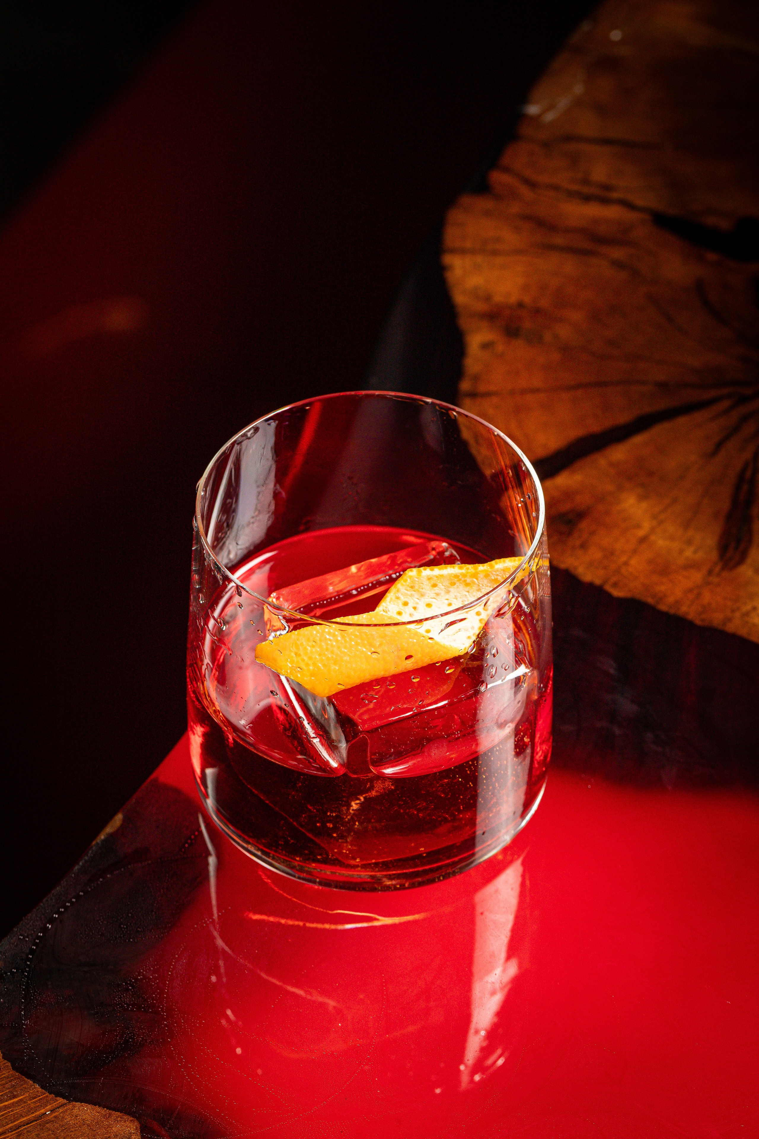 Красивая фотография коктейля на красном столе