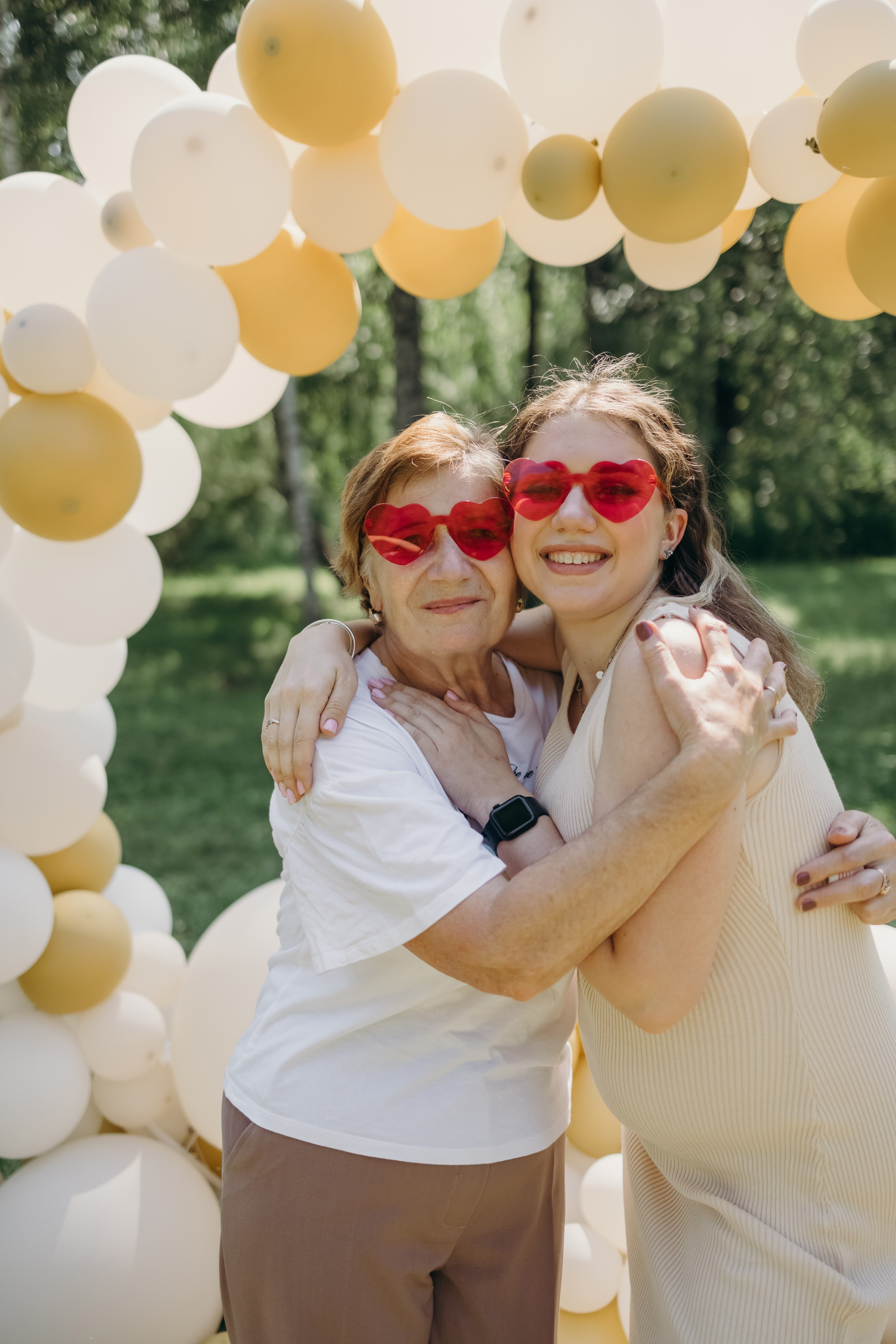 Беременная девушка со своей бабушкой