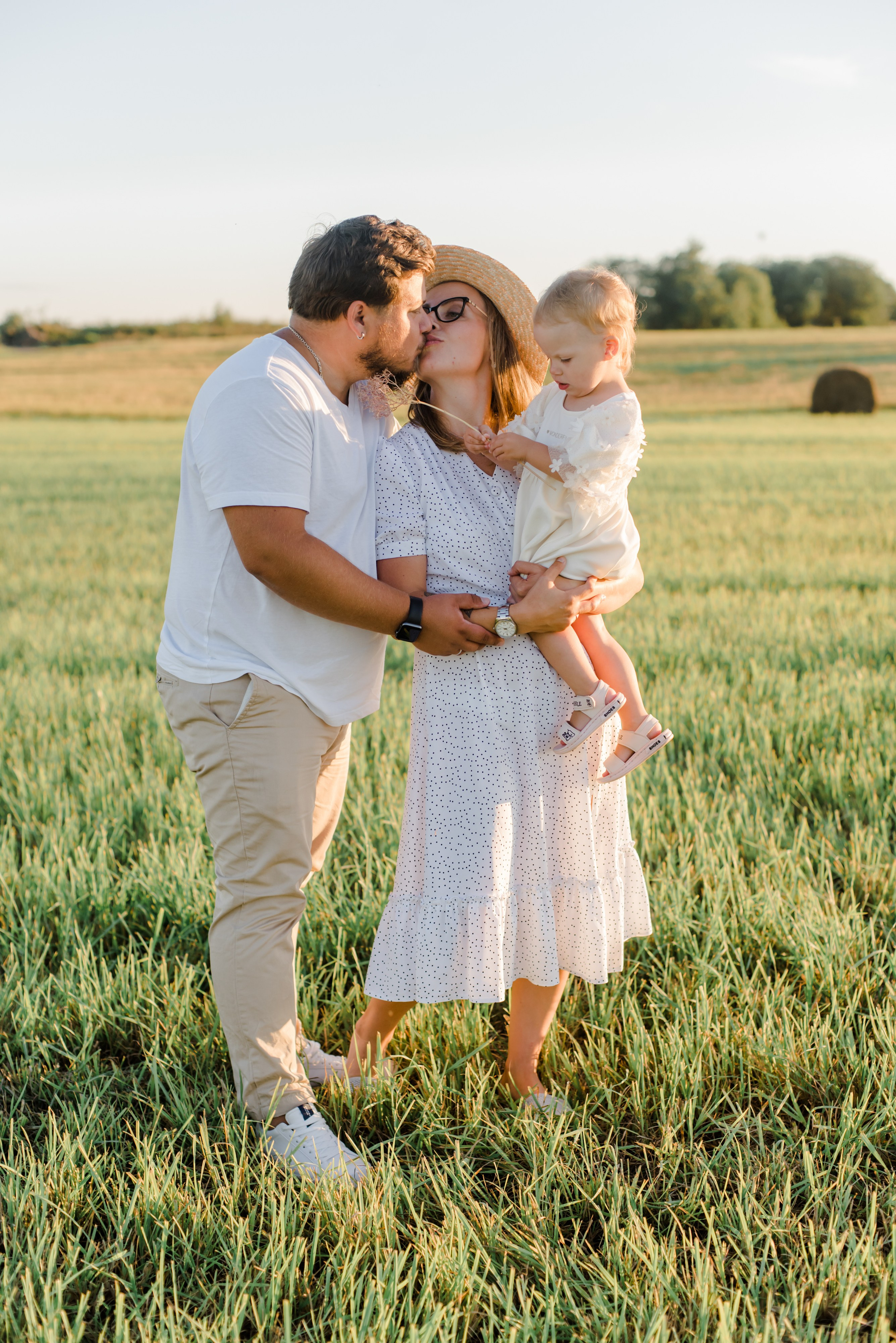 Семья в поле. Свадебный и семейный фотограф Евгения Кононова