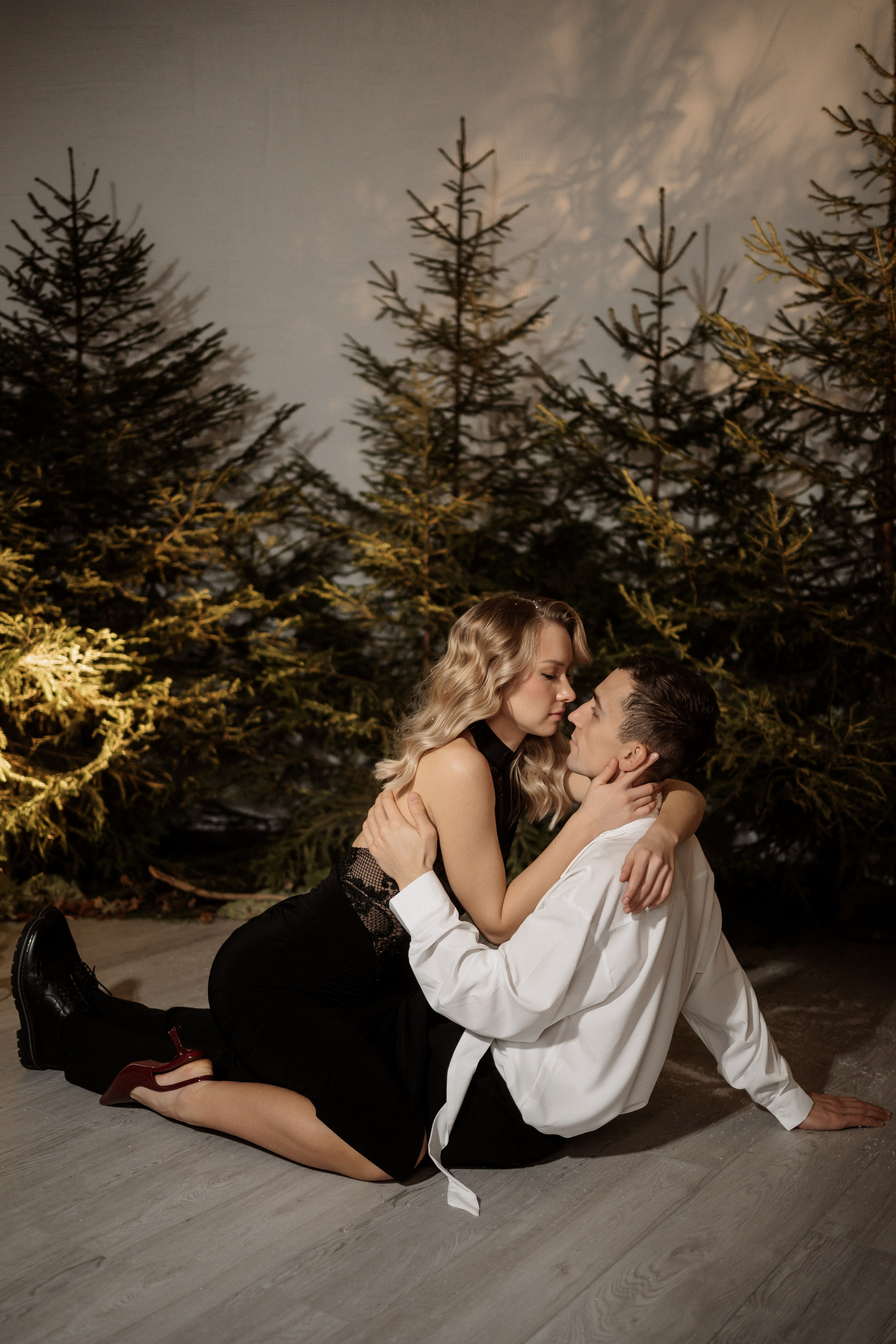 [… under winter firs]. Фотограф в Архангельске