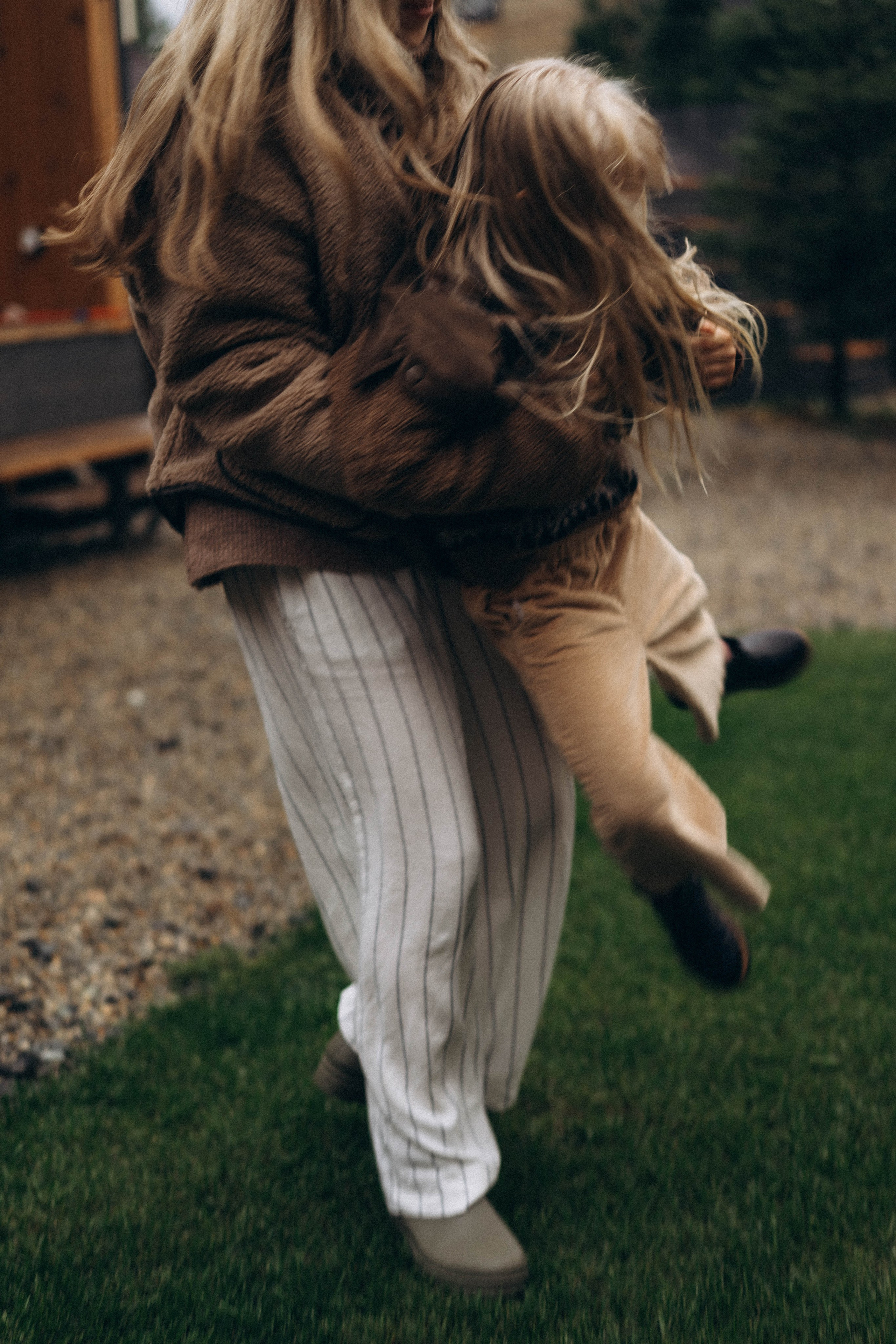 Фотосессия у дома во дворе мама и дочка. Фотограф Екатеринбург Кокшарова Александра