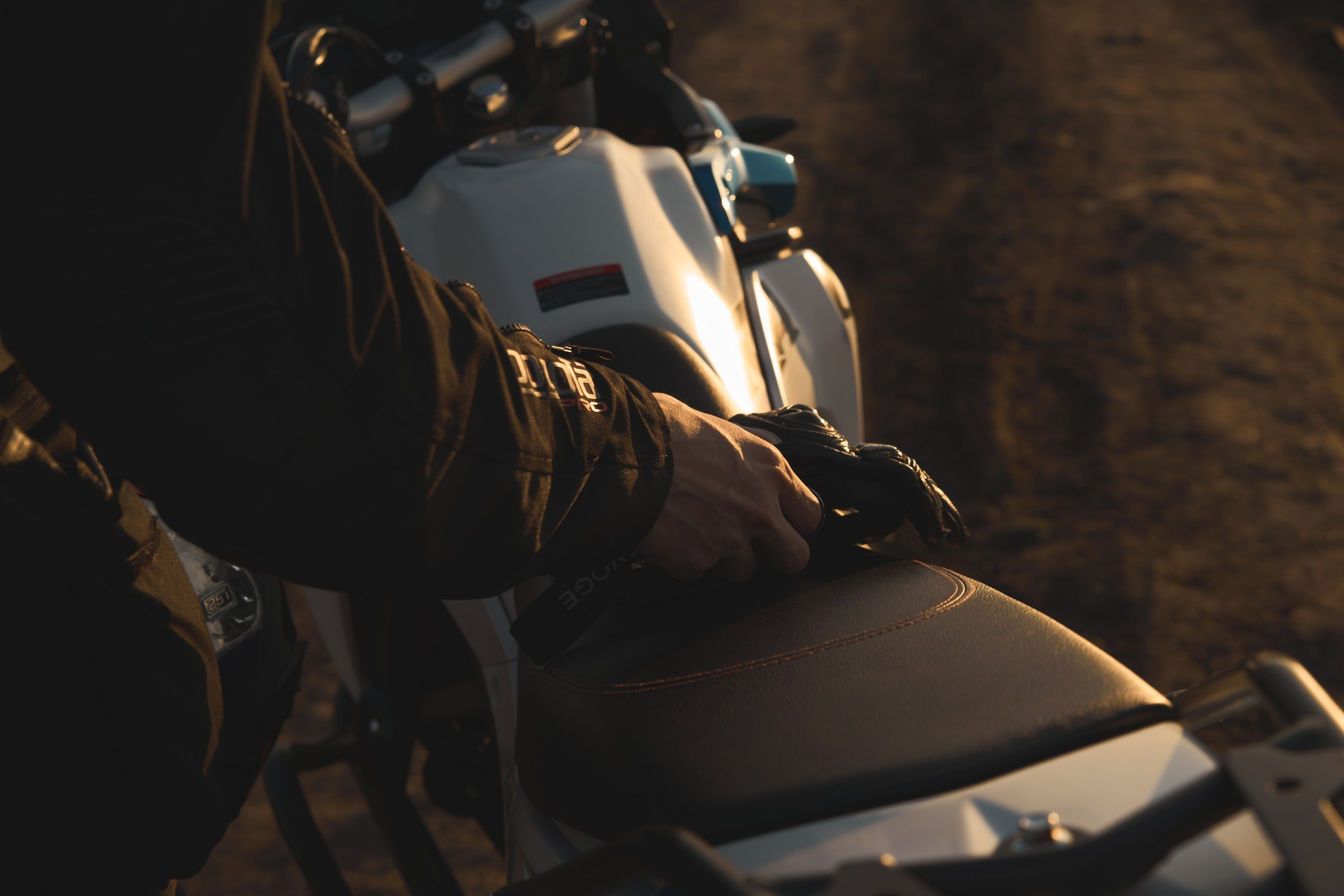 Фотосессия с мотоциклом на закате в поле. Фотограф Екатеринбург Кокшарова Александра