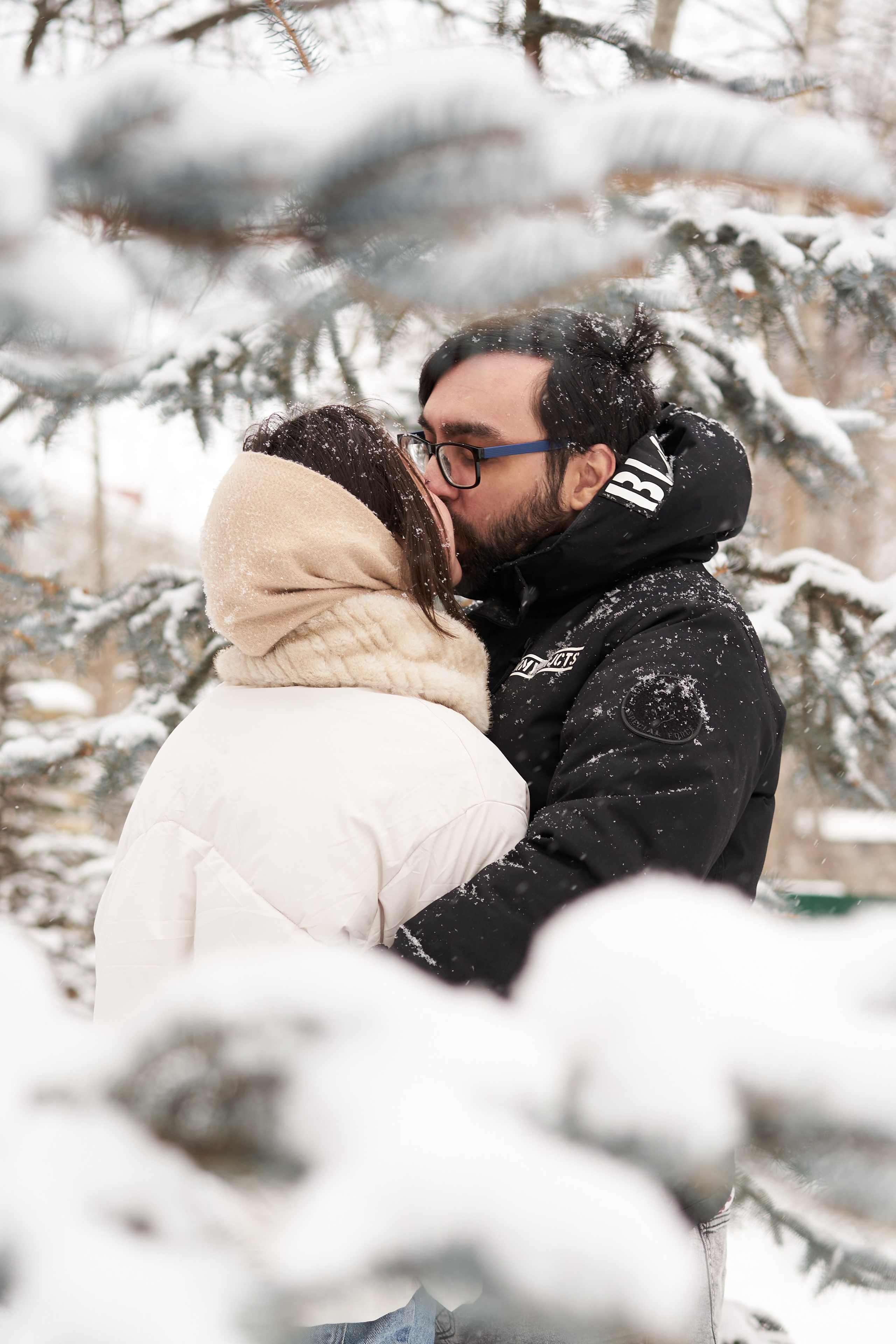 Зимняя фотосессия влюбленных в парке. Фотограф Екатеринбург Кокшарова Александра