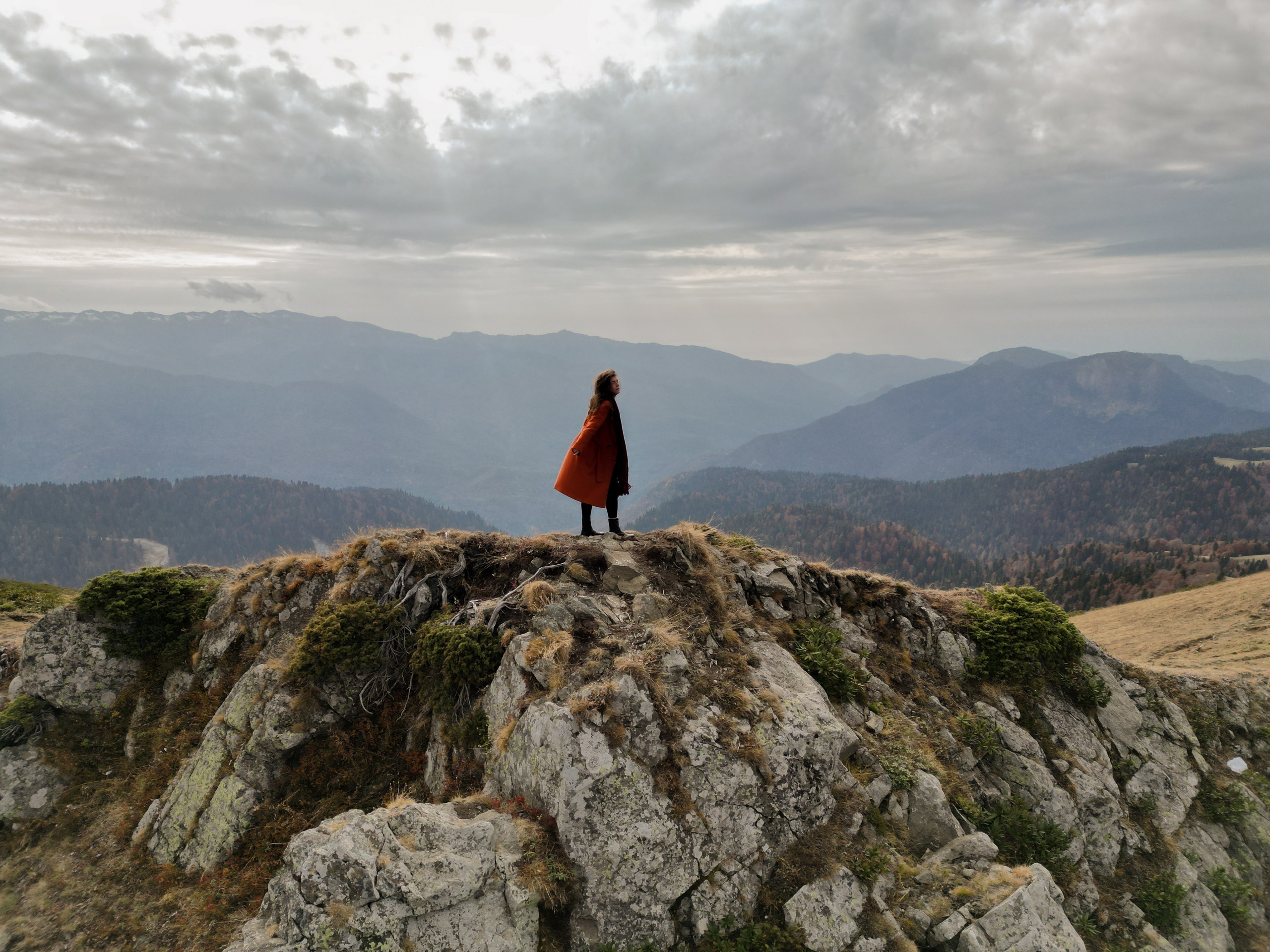 Фотоснимок на Розе Хутор девушки на верху горы
