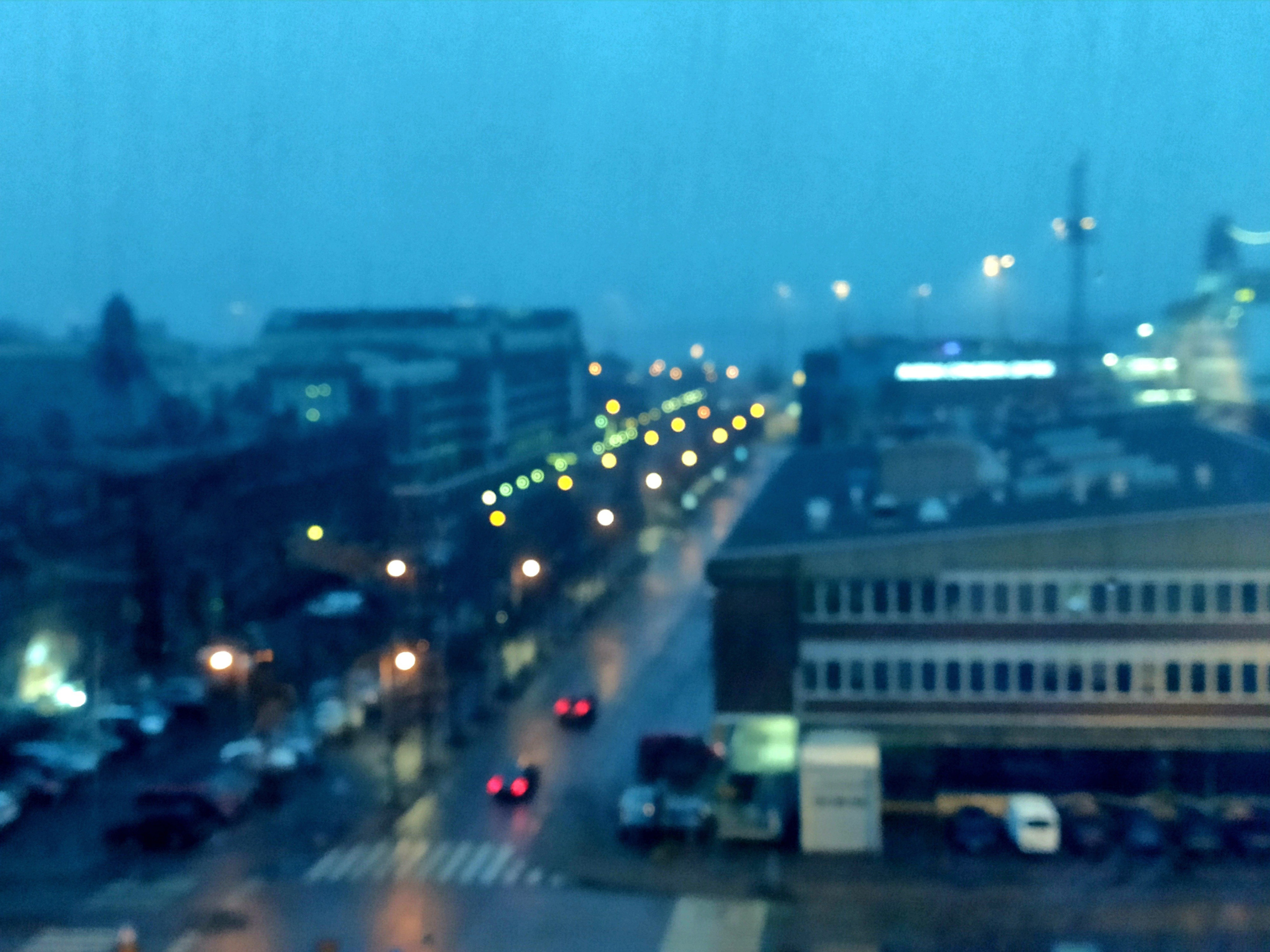 В городе хмурая серость и легкий дождик