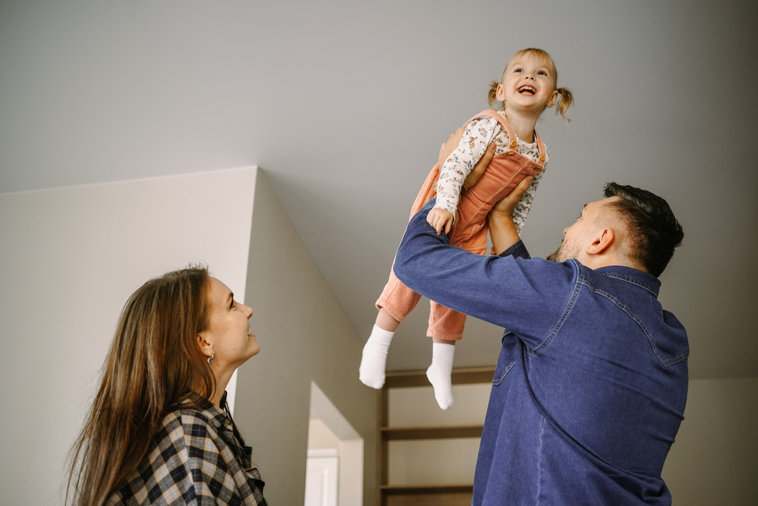 Карина, Андрей, Эмили. Главная