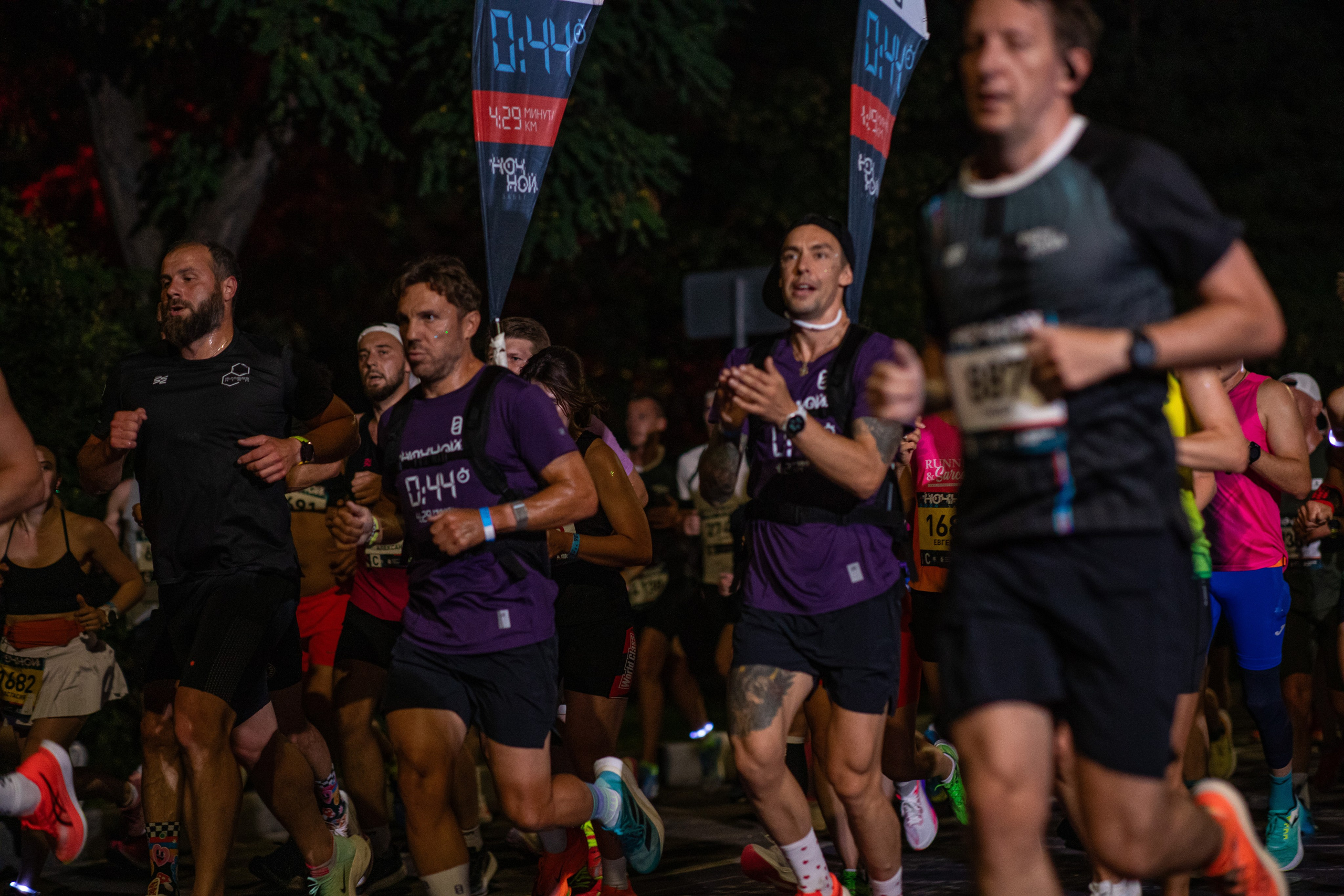 Ночной забег в ленте фотографий бегунов 03.08.24. Фотограф Сергей Ловкий
