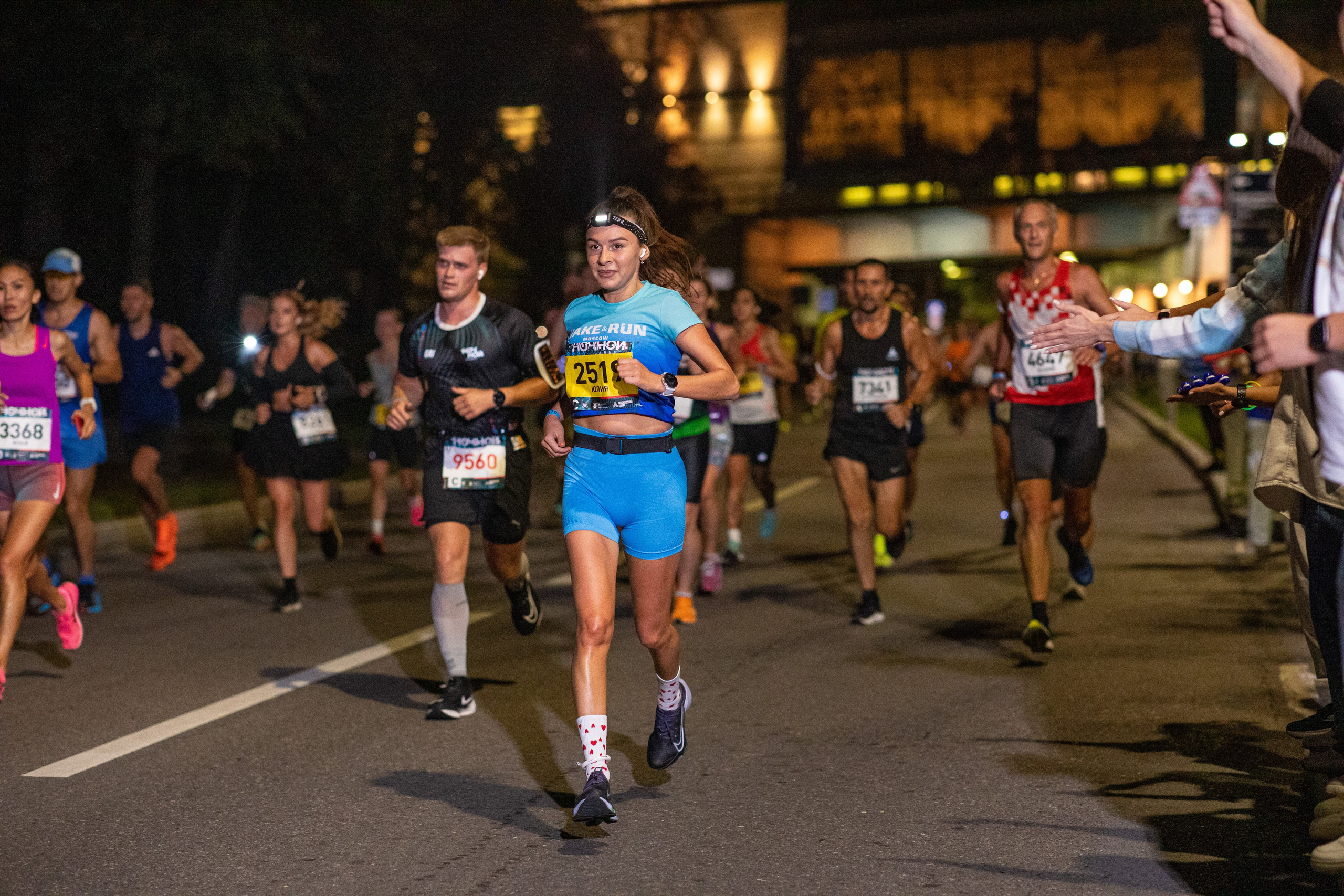 Ночной забег в ленте фотографий бегунов 03.08.24. Фотограф Сергей Ловкий
