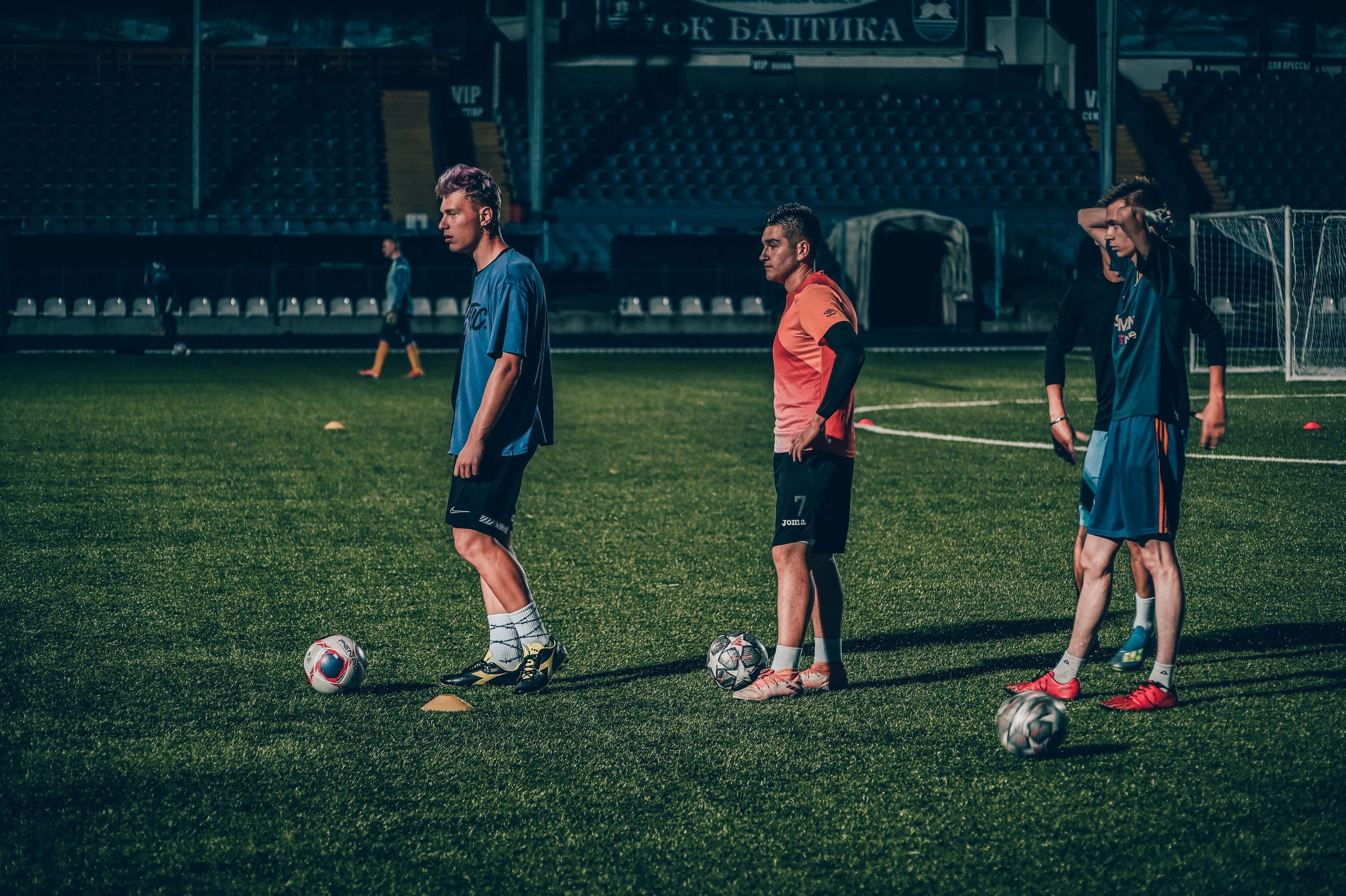 Фотосъёмка футбольной тренировки на стадионе. Фотограф Александр Орымбаев