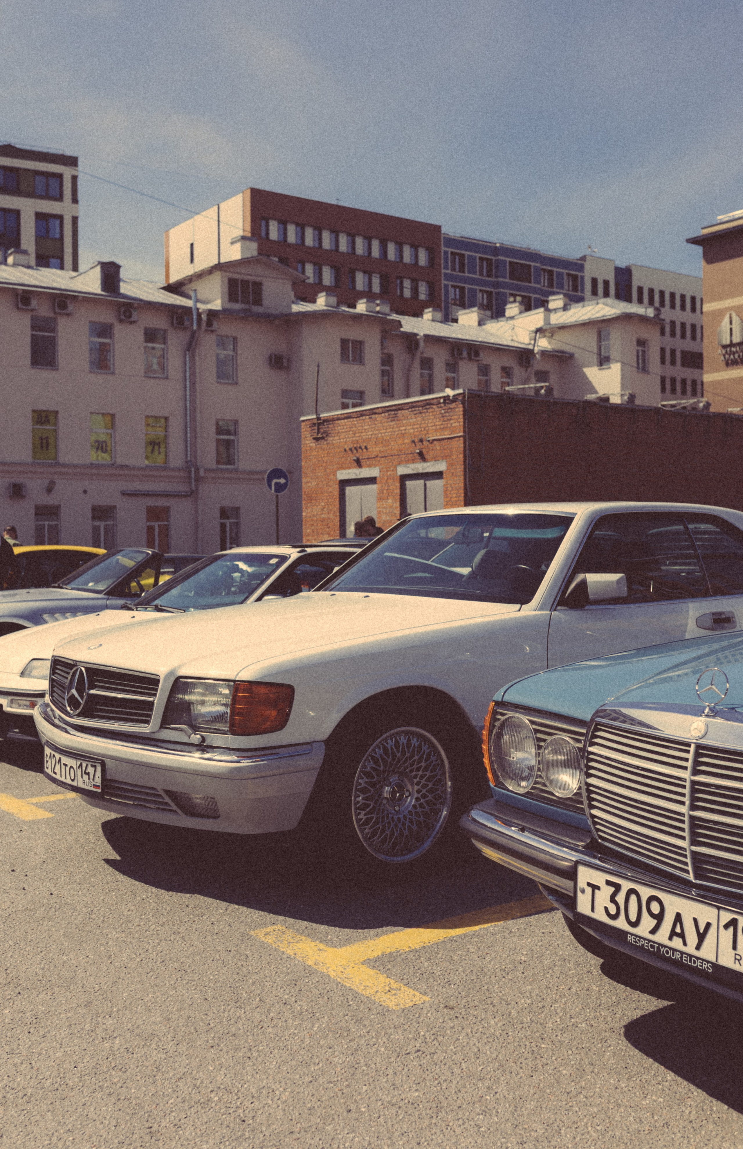 CARS and COFFE. Happiness is in the moments