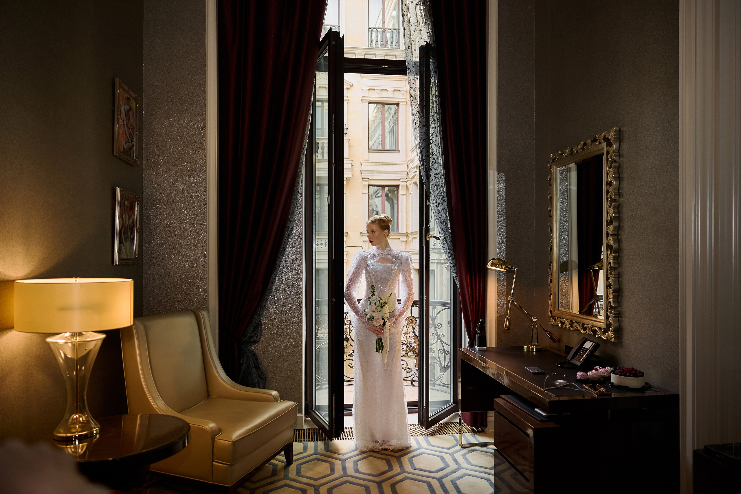 Вадим и Алина. Сборы в отеле St Regis. Свадебный фотограф в Москве и Подмосковье