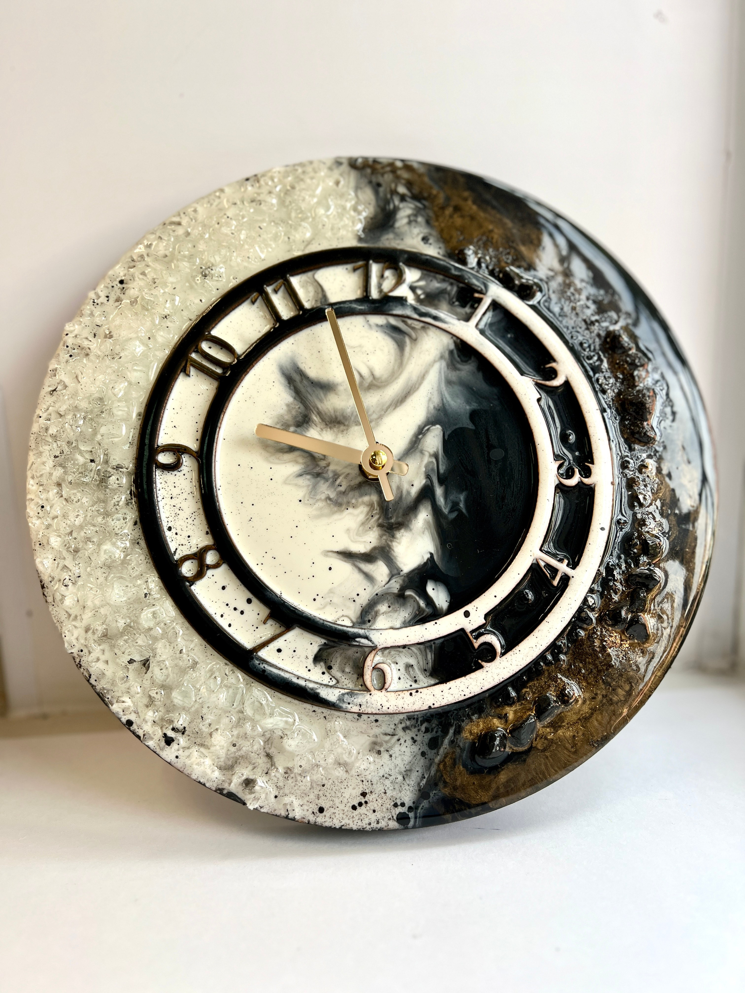 Часы из эпоксидный смолы. Художник Якимова Юлия картины в интерьер и предметы декора