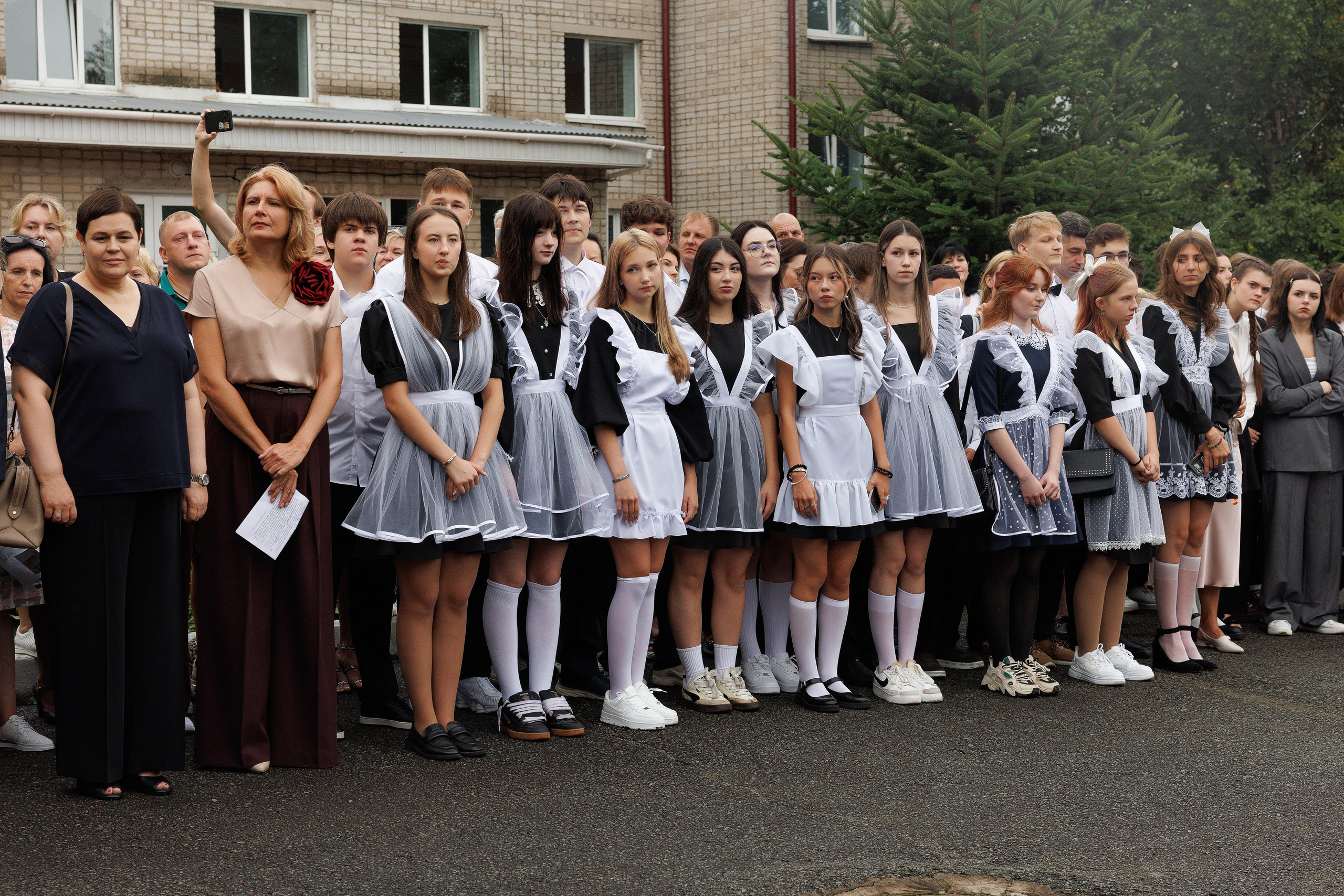 Линейка 11 клас Гимназия Артём. Photoalbum-vl.ru