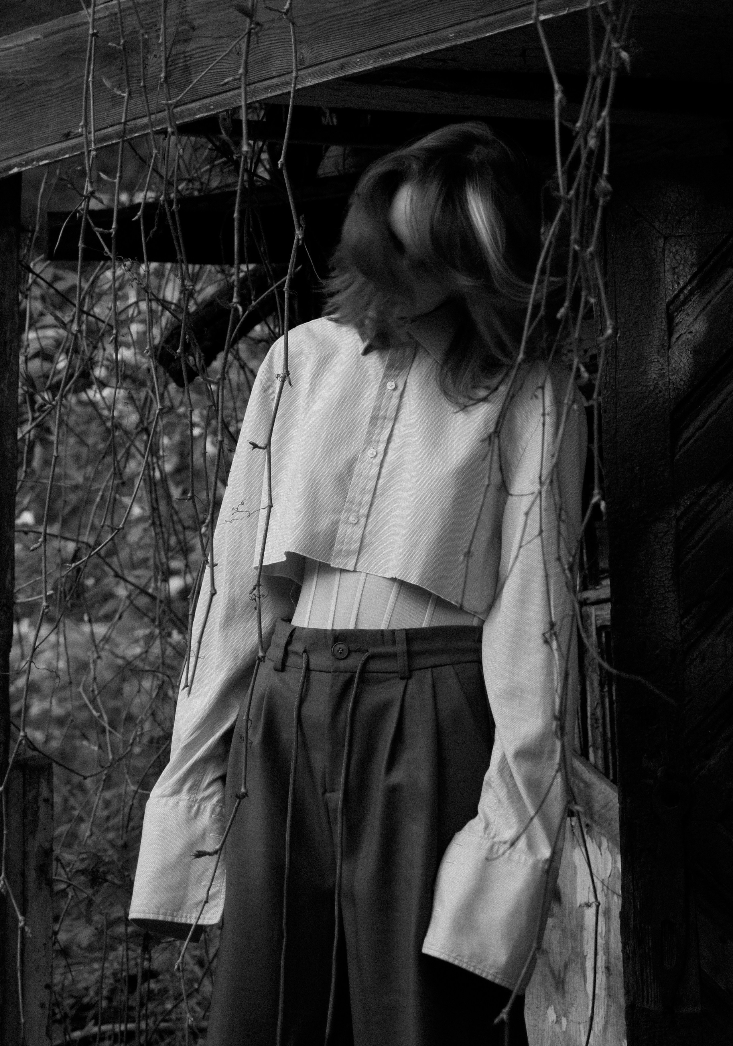 Съемка на улице Саратов девушка стоит в рубашке