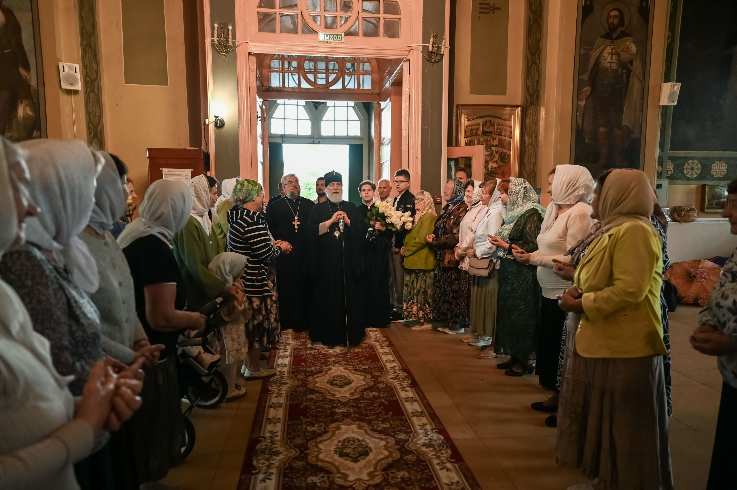 Митрополит Крутицкий Коломенский Павел в Георгиевском храме с. Ванилово. Семейный фотограф в г. Воскресенск Наталия Молева