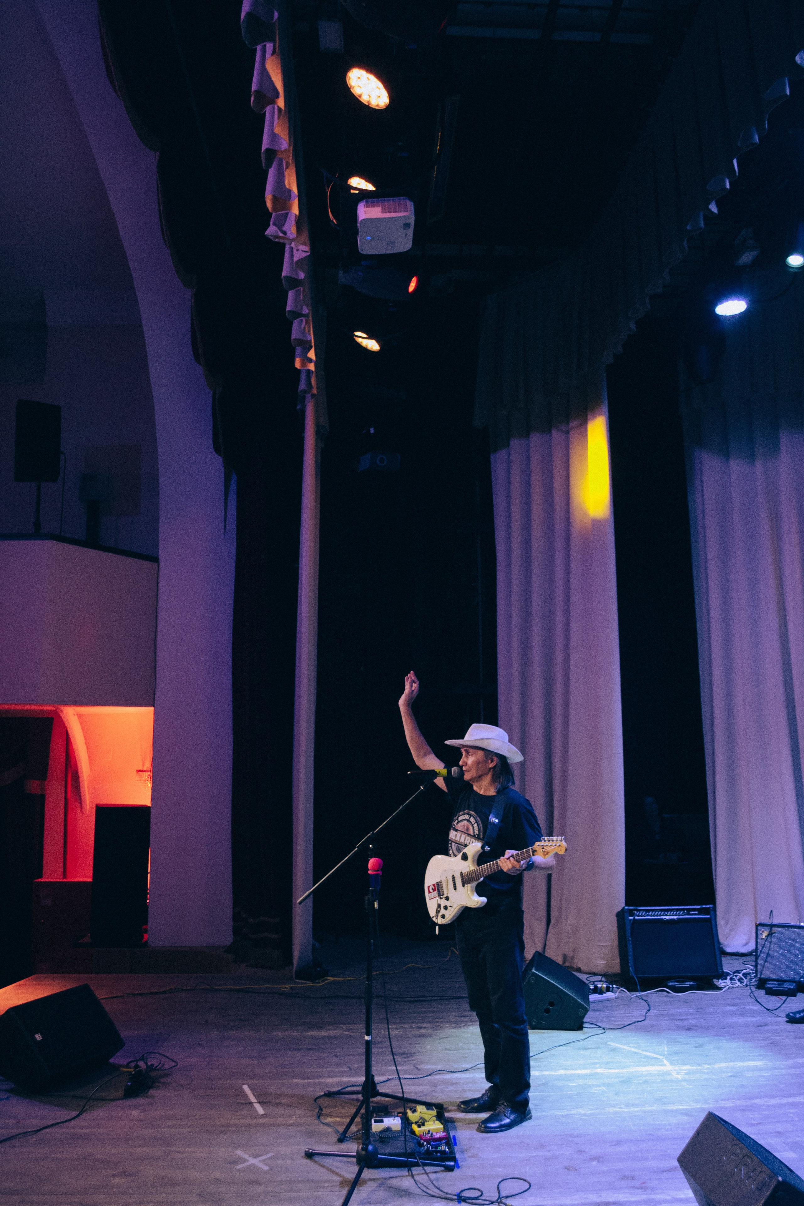 Сцена Народного дома. Фотограф Настя | Экспедиции и лайфстайл