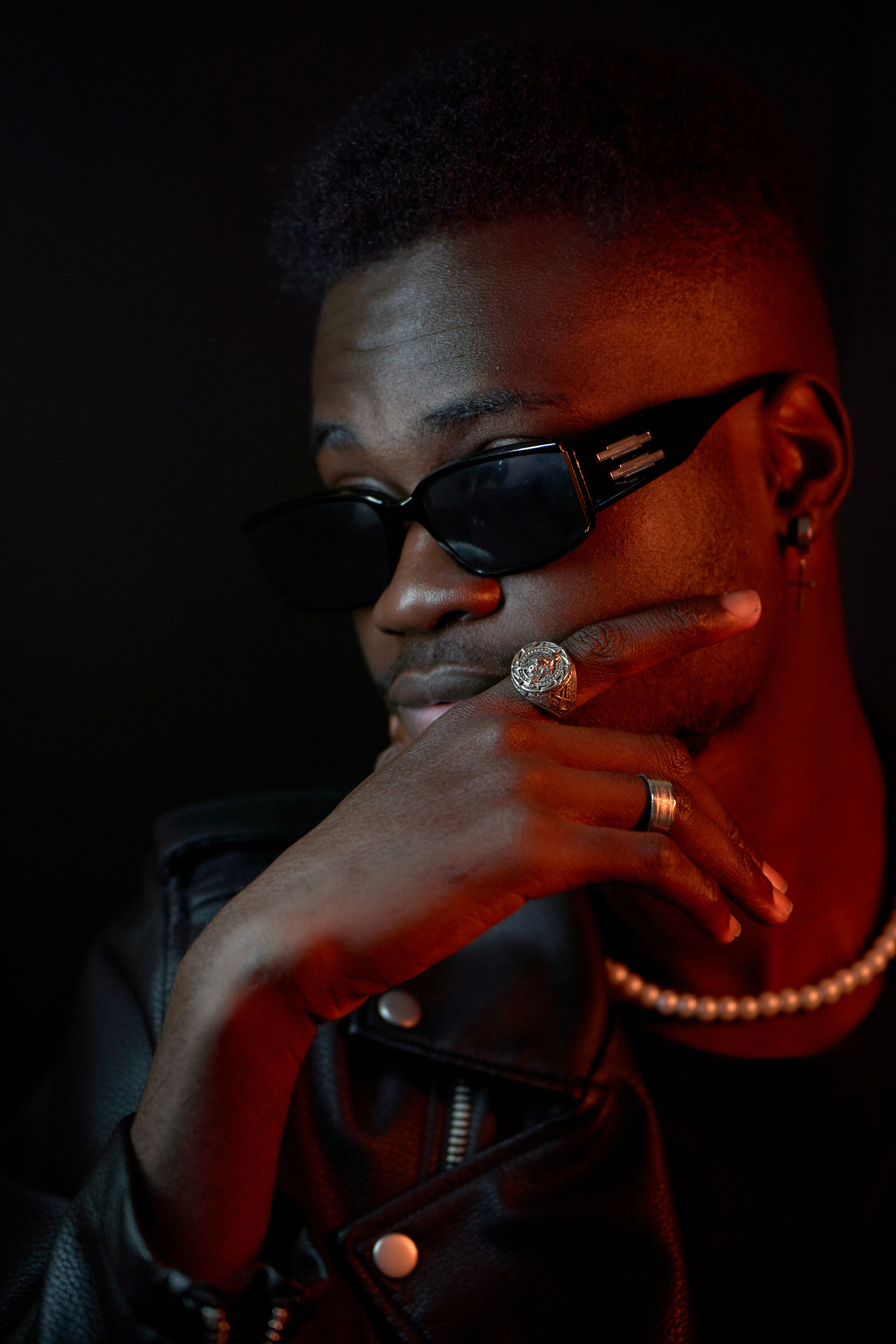 Съёмка в темном ключе с применением цветного света. Мартазова Екатерина фотограф. Екатеринбург