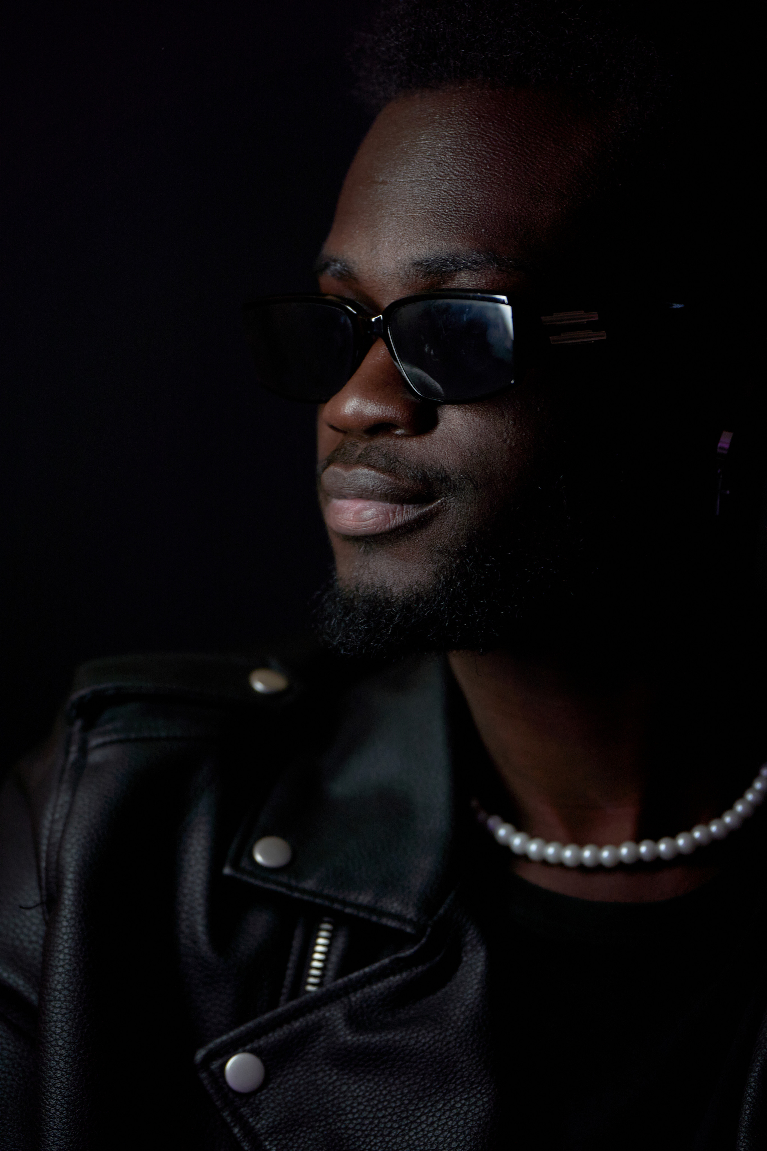 Съёмка в темном ключе с применением цветного света. Мартазова Екатерина фотограф. Екатеринбург